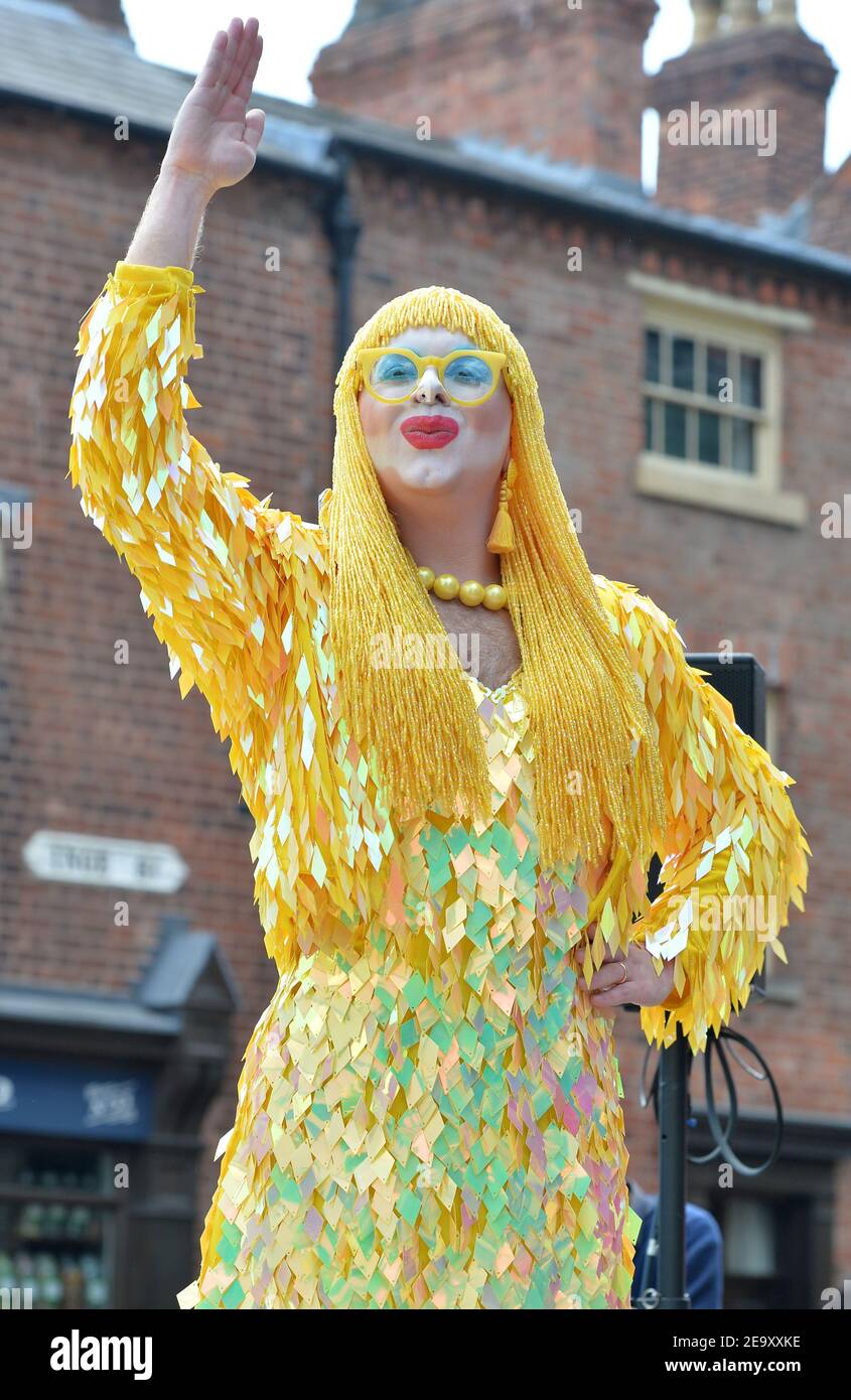 La reine de drag Ginny Lemon, qui a fait partie de la série télévisée RuPaul's Drag Race UK, a été photographiée lors d'un événement dans le centre-ville de Birmingham. Banque D'Images