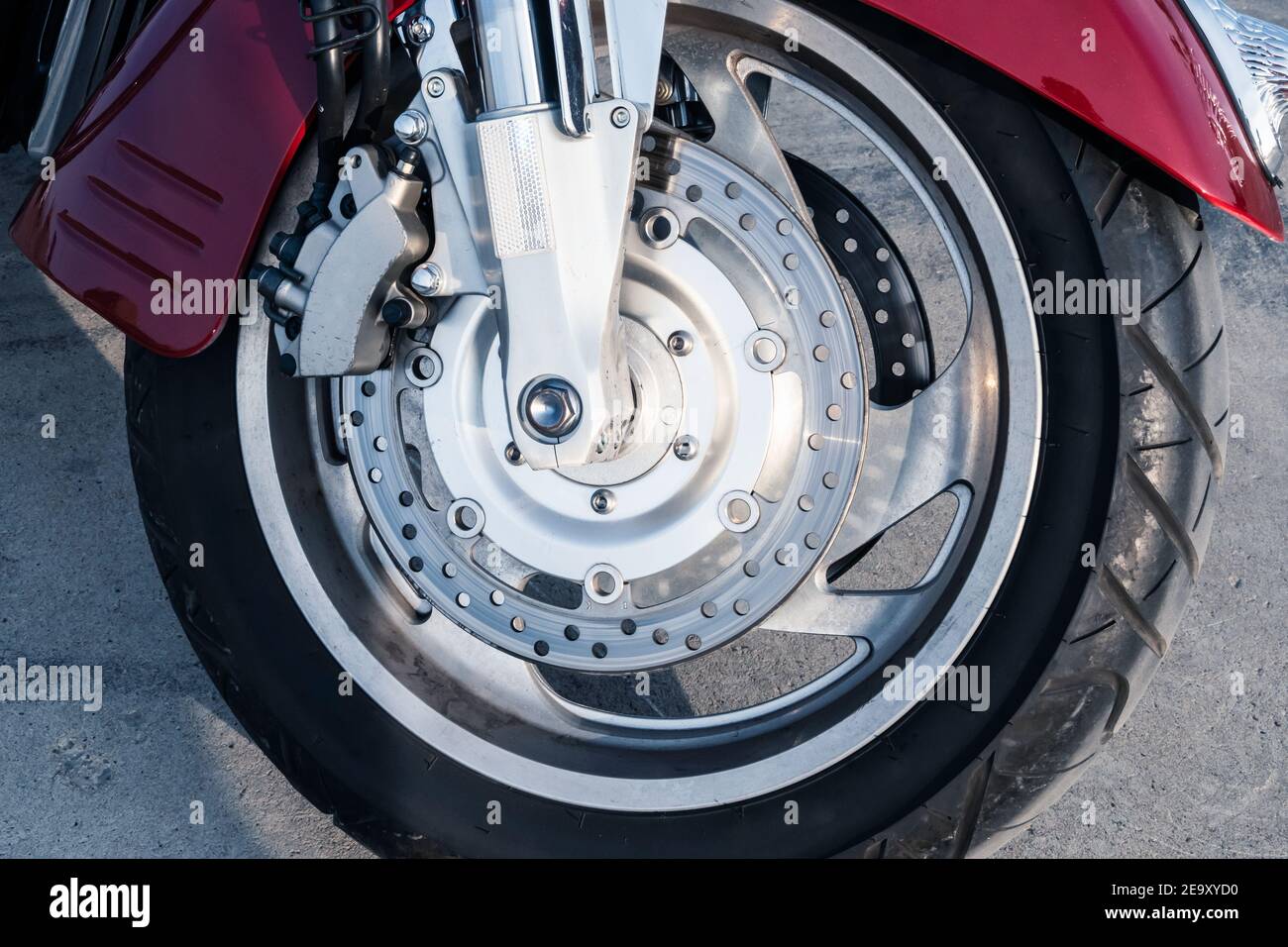 Roue avant d'une moto avec système de freinage, gros plan. Banque D'Images