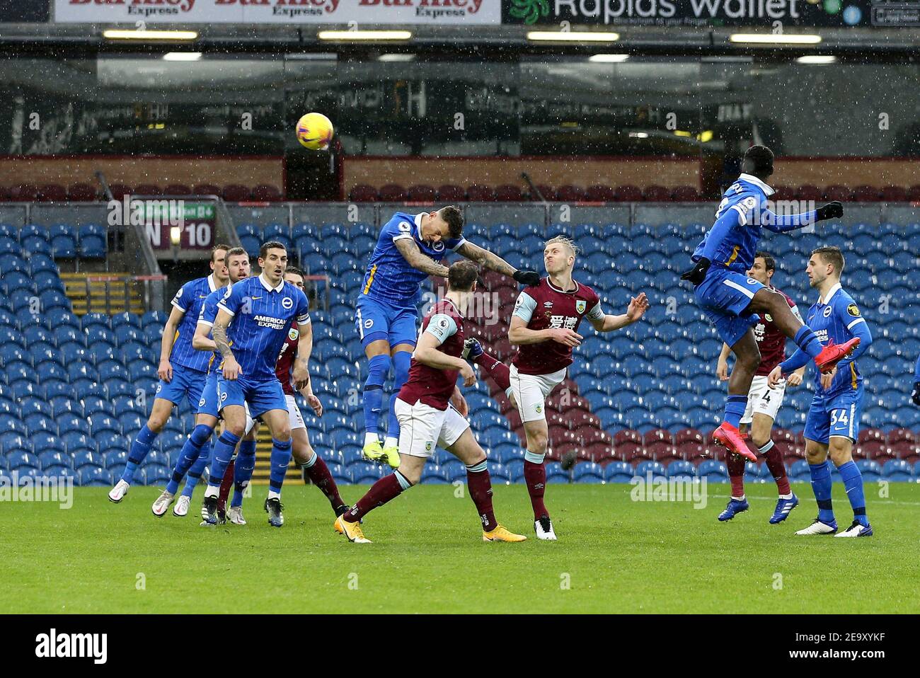 Burnley, Royaume-Uni. 06e février 2021. Ben White, de Brighton & Hove Albion, dirige le ballon et élimine le danger. Premier League Match, Burnley v Brighton & Hove Albion au Turf Moor de Burnley, Lancs, le samedi 6 février 2021. Cette image ne peut être utilisée qu'à des fins éditoriales. Utilisation éditoriale uniquement, licence requise pour une utilisation commerciale. Aucune utilisation dans les Paris, les jeux ou les publications d'un seul club/ligue/joueur. photo par Chris Stading/Andrew Orchard sports Photography/Alamy Live News crédit: Andrew Orchard sports Photography/Alamy Live News Banque D'Images