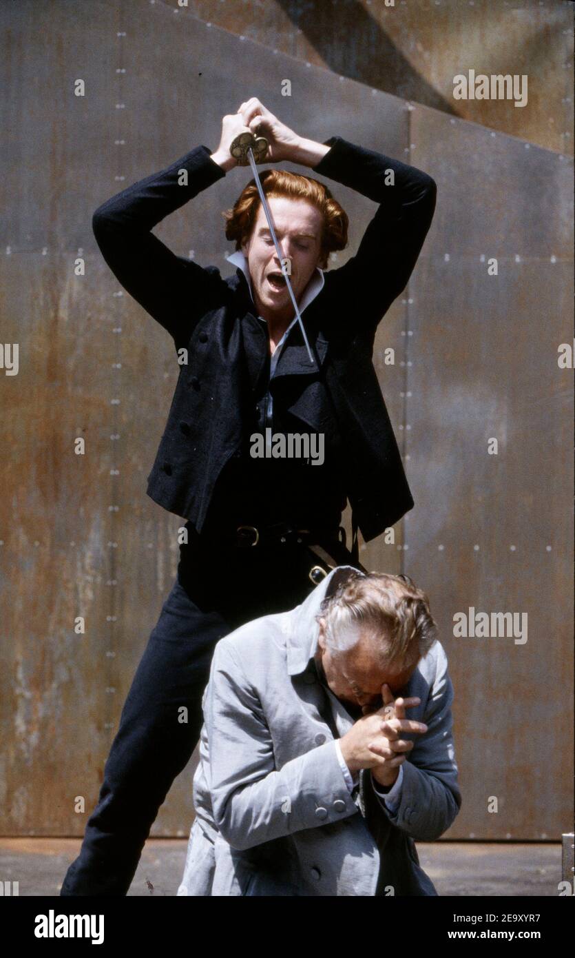 Damian Lewis (Hamlet - arrière), Paul Freeman (Claudius) dans UN HAMEAU de Shakespeare au théâtre en plein air, Regent's Park, Londres 15/05/1994 Tanya McCallin réalisateur: Tim Pigott-Smith Banque D'Images
