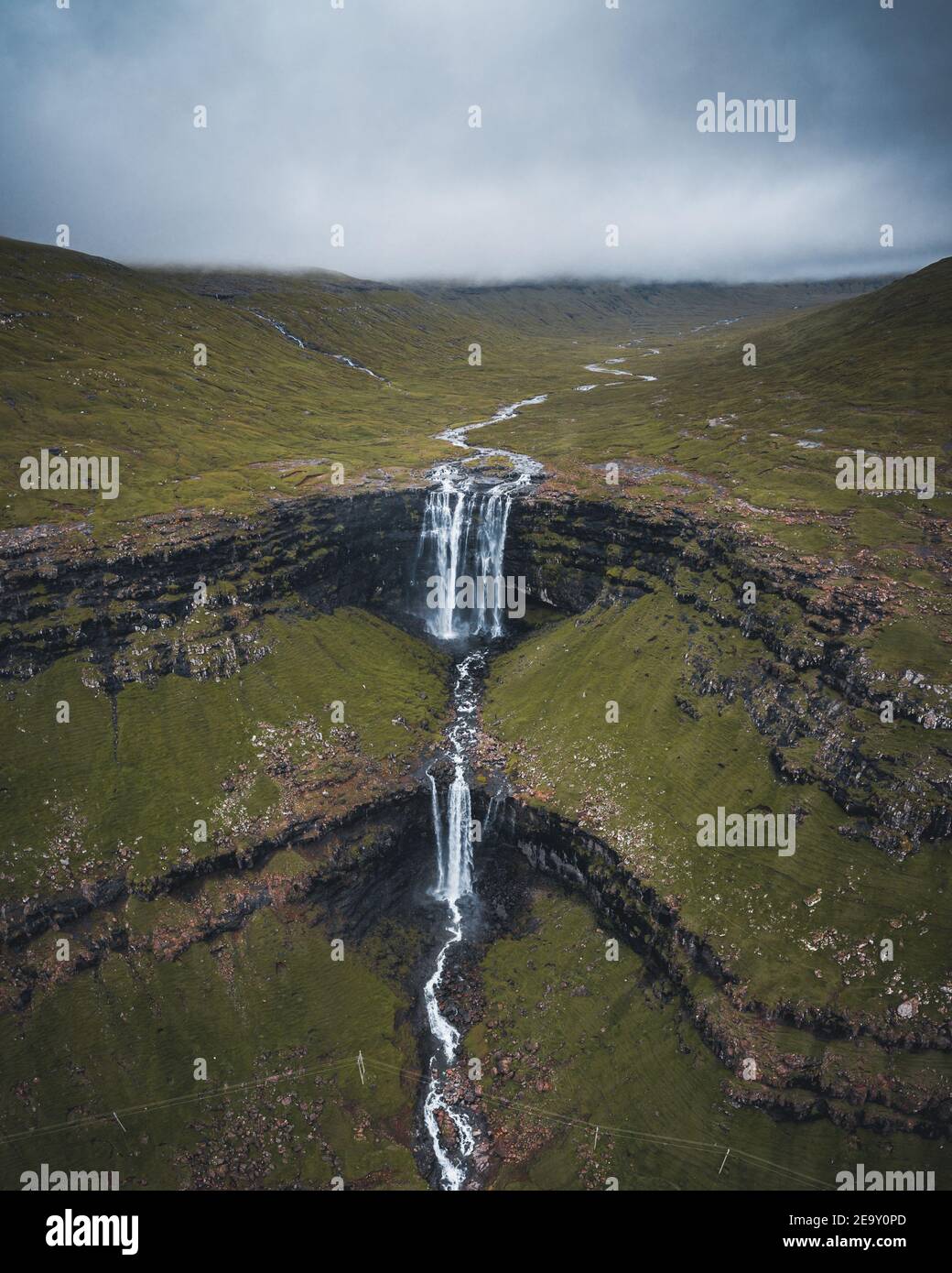 Vue aérienne de la cascade de Fossa, la plus haute cascade des îles Féroé. Cette cascade à deux niveaux mesure 459 mètres de haut et descend en cascade dans le Banque D'Images