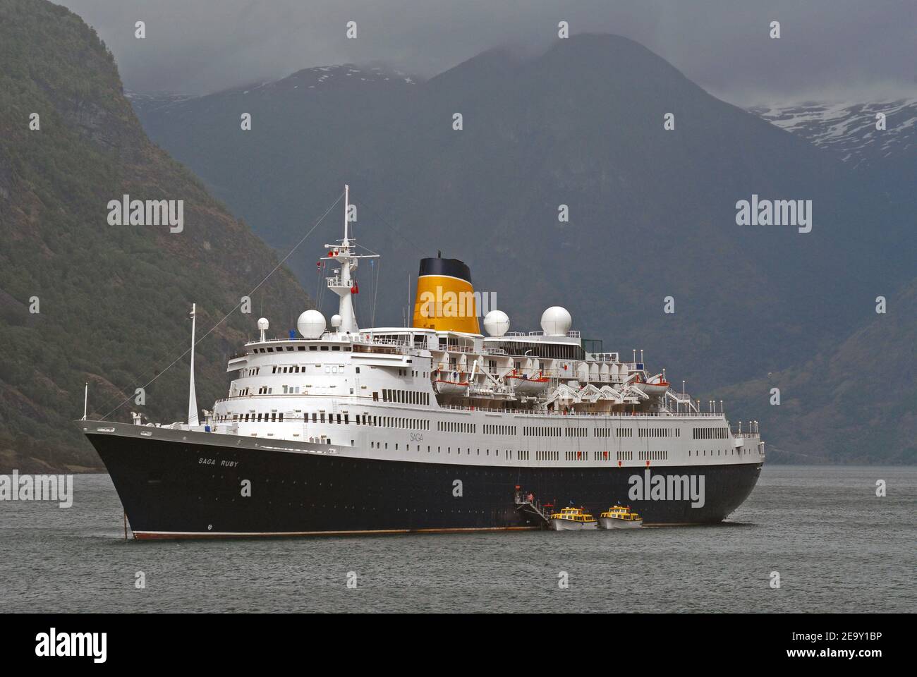 SAGA CRUISESs' SAGA RUBY a amarré à FLAM dans l'AURLANDSFJORDEN, NORVÈGE Banque D'Images