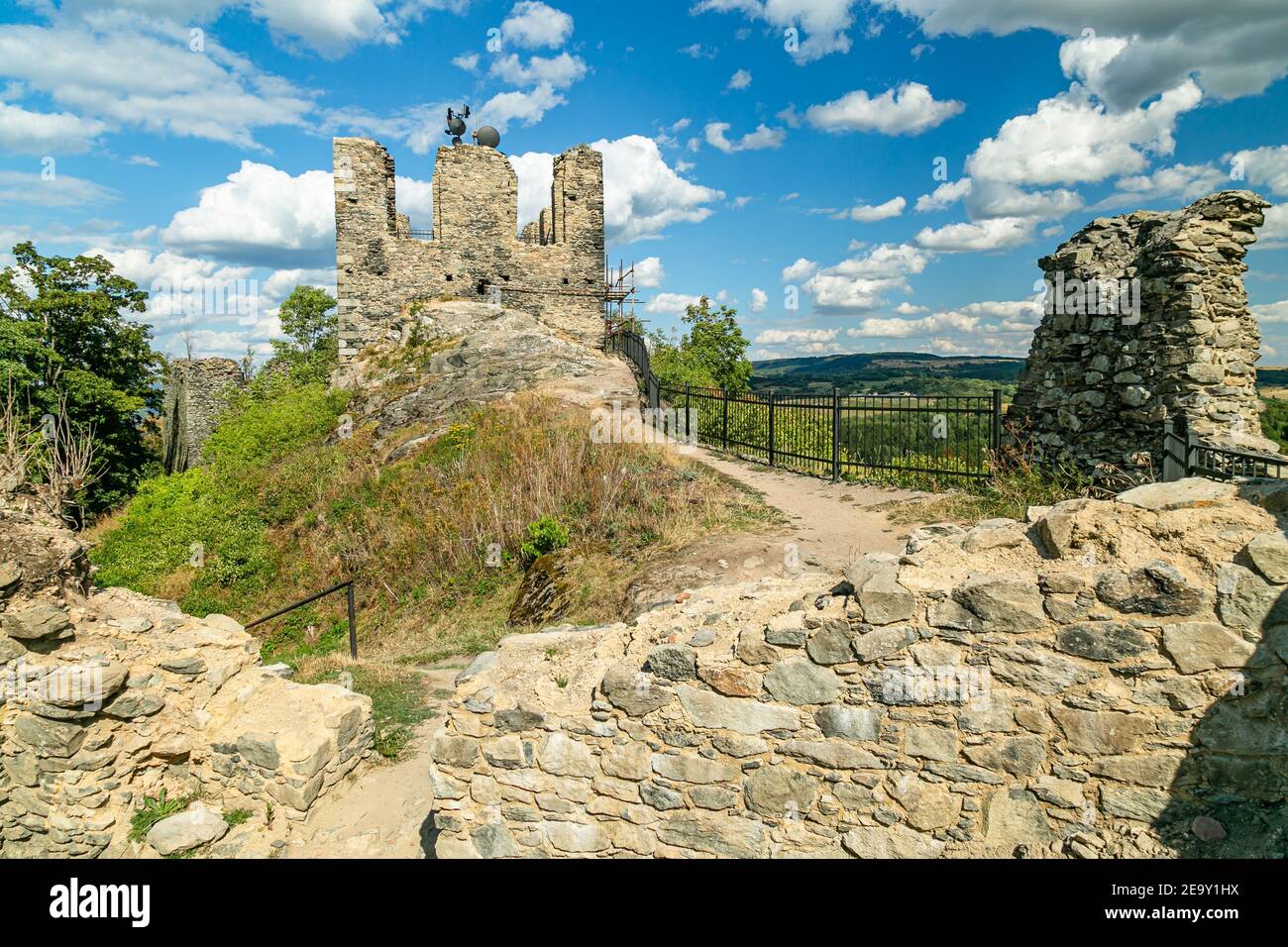 Andelska hora, République tchèque - août 11 2018 : la ruine du château de pierre avec émetteur debout sur un rocher. Rampe en fer. Jour d'été ensoleillé. Banque D'Images