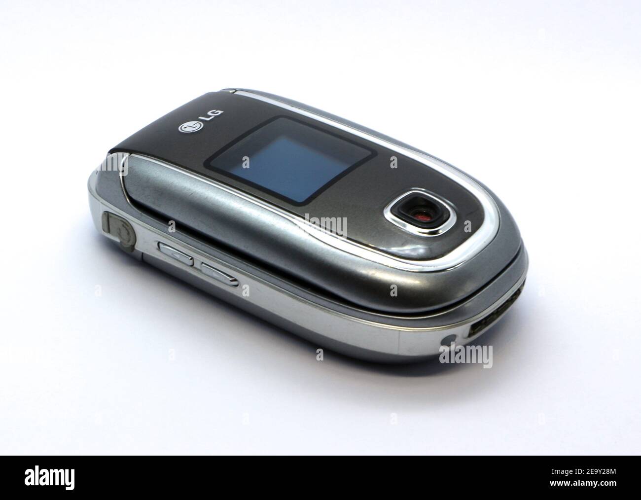 Photo d'un téléphone portable LG F2400 design de coque sorti 2005 fermé sur un fond blanc Banque D'Images