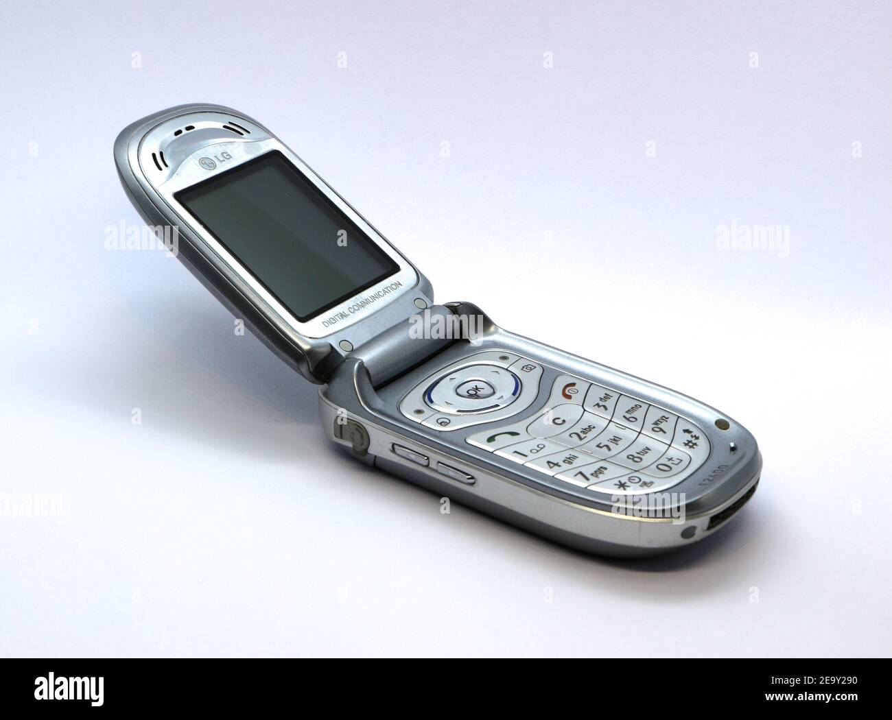 Photo d'un téléphone portable LG F2400 design coque sorti 2005 ouvert sur un fond blanc Banque D'Images