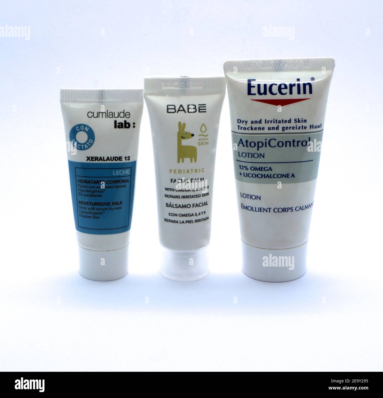 Photo de trois tubes de crème de lait hydratante pour peau irritée ou sèche debout dans une rangée sur un fond blanc Eucerin Babe Xeralaaude 12 Banque D'Images
