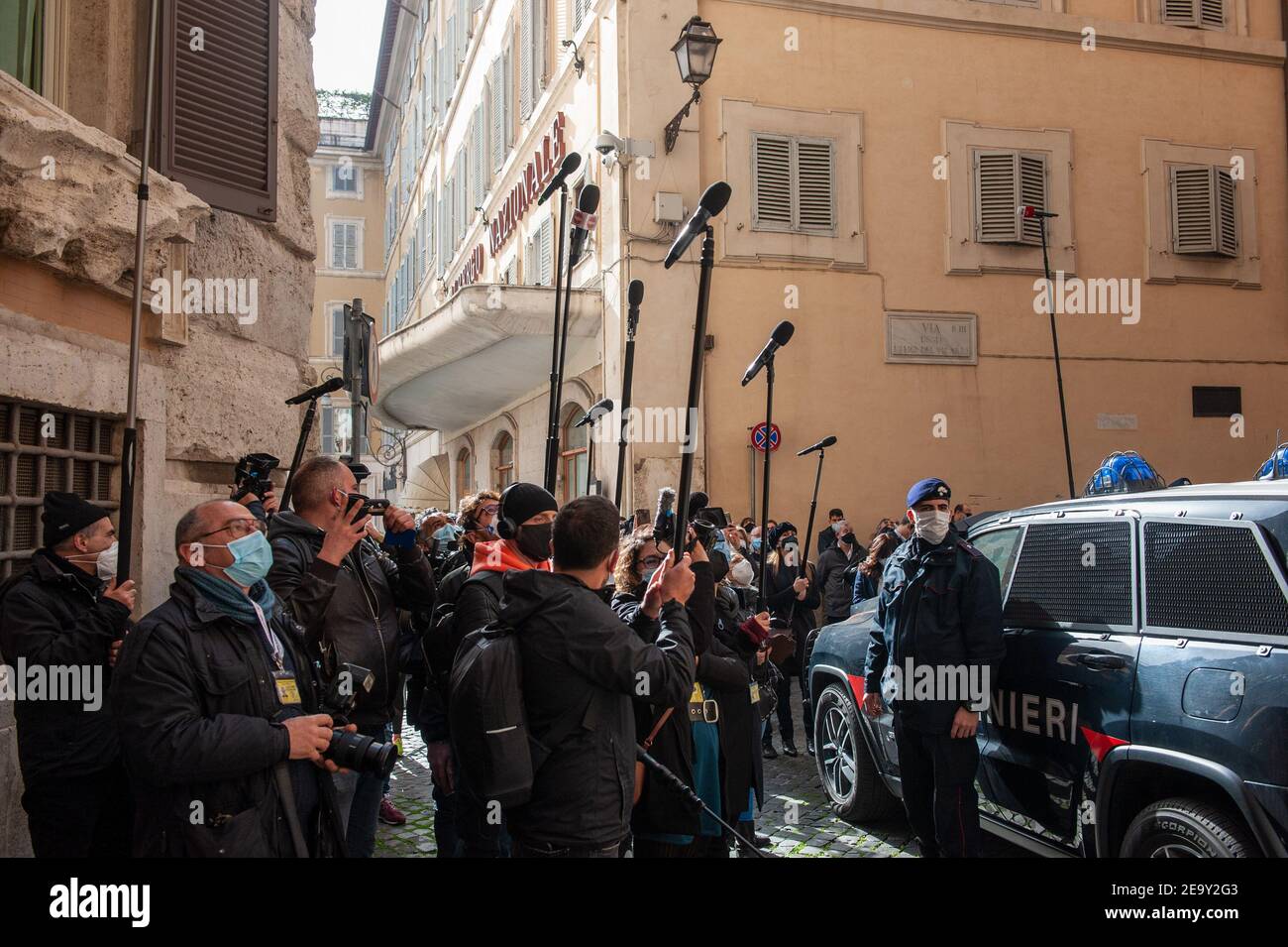 Rome, Italie le 2 février 2021: Les médias le dernier jour des consultations de Mario Draghi pour la formation du nouveau gouvernement. Place Montecitorio. Banque D'Images