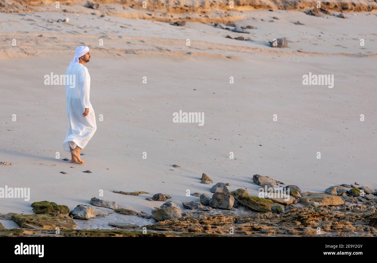 emirati homme à une plage dans les Émirats Arabes Unis Banque D'Images