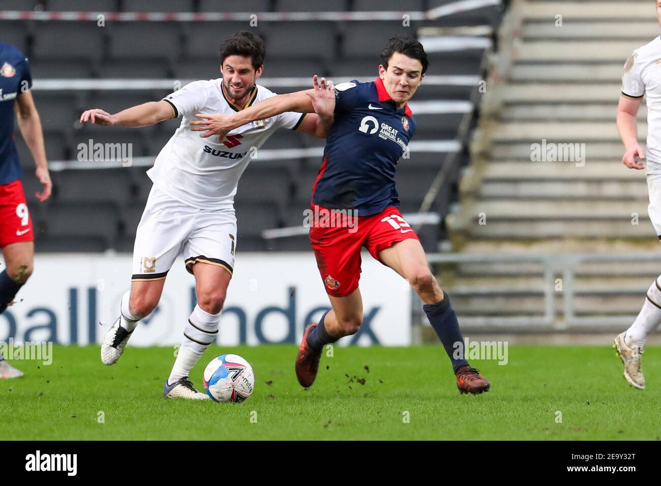 MILTON KEYNES, ANGLETERRE. 6 FÉVRIER : Luke O'Nien de Sunderland est défié par les Dons Andrew Surman de Milton Keynes lors de la deuxième moitié de la Ligue des Bétons du ciel un match entre les Dons MK et Sunderland au stade MK, Milton Keynes, le samedi 6 février 2021. (Credit: John Cripps | MI News) Credit: MI News & Sport /Alay Live News Banque D'Images