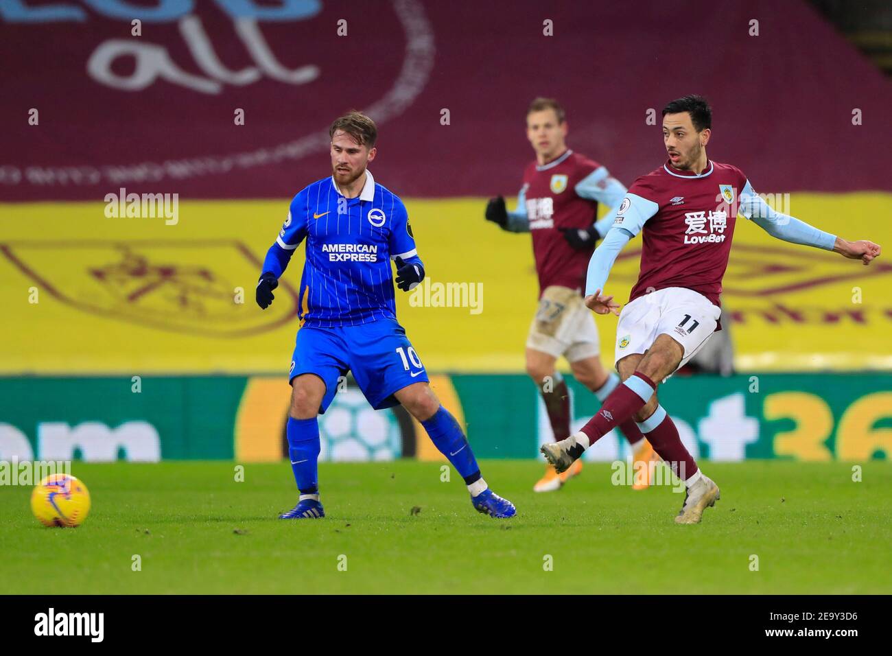 Burnley, Royaume-Uni. 06e février 2021. Dwight McNeil #11 de Burnley passe le ballon à Burnley, Royaume-Uni le 2/6/2021. (Photo de Conor Molloy/News Images/Sipa USA) crédit: SIPA USA/Alay Live News Banque D'Images