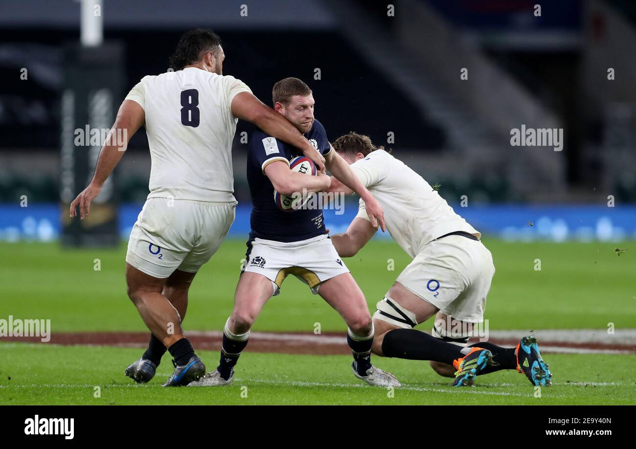 Le Finn Russell (au centre) d'Écosse est attaqué par Billy Vunipola (à gauche) et Jonny Hill, qui ont produit une carte de salut pour Billy Vunipola lors du match Guinness des six Nations au stade de Twickenham, à Londres. Date de la photo: Samedi 6 février 2021. Banque D'Images