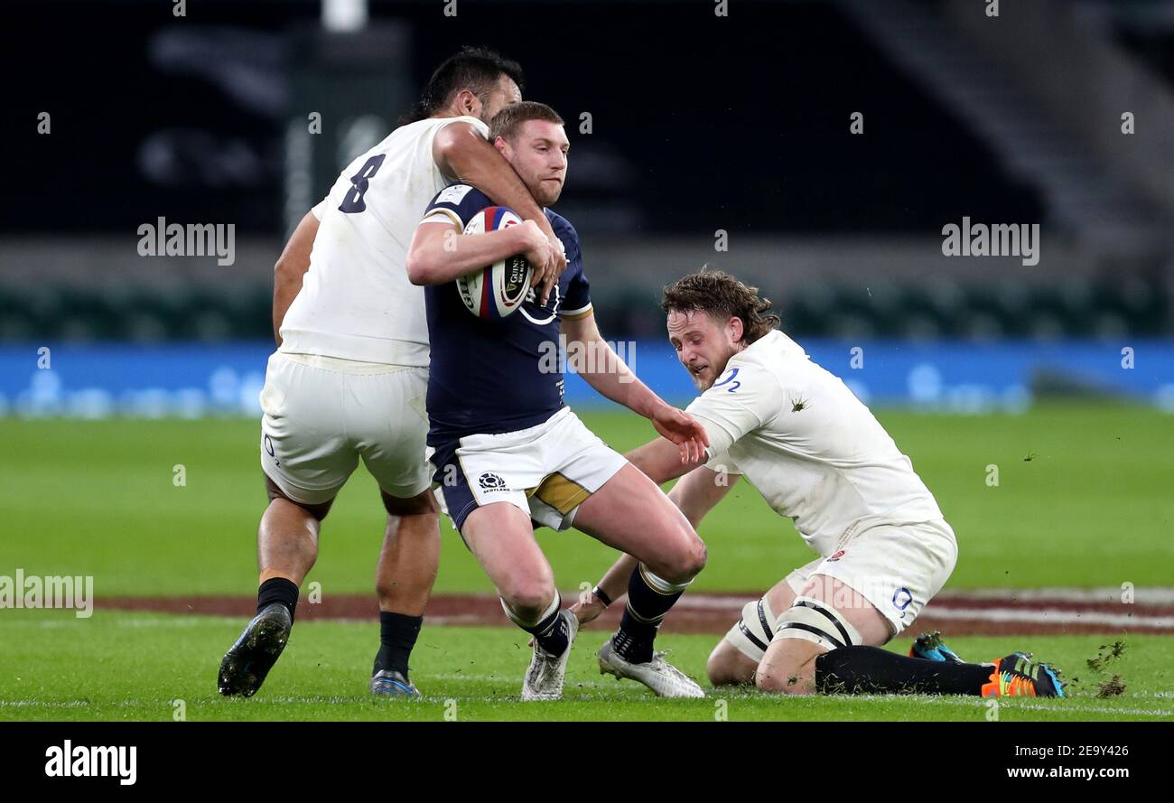 Le Finn Russell (au centre) d'Écosse est attaqué par Billy Vunipola (à gauche) et Jonny Hill, qui ont produit une carte de salut pour Billy Vunipola lors du match Guinness des six Nations au stade de Twickenham, à Londres. Date de la photo: Samedi 6 février 2021. Banque D'Images