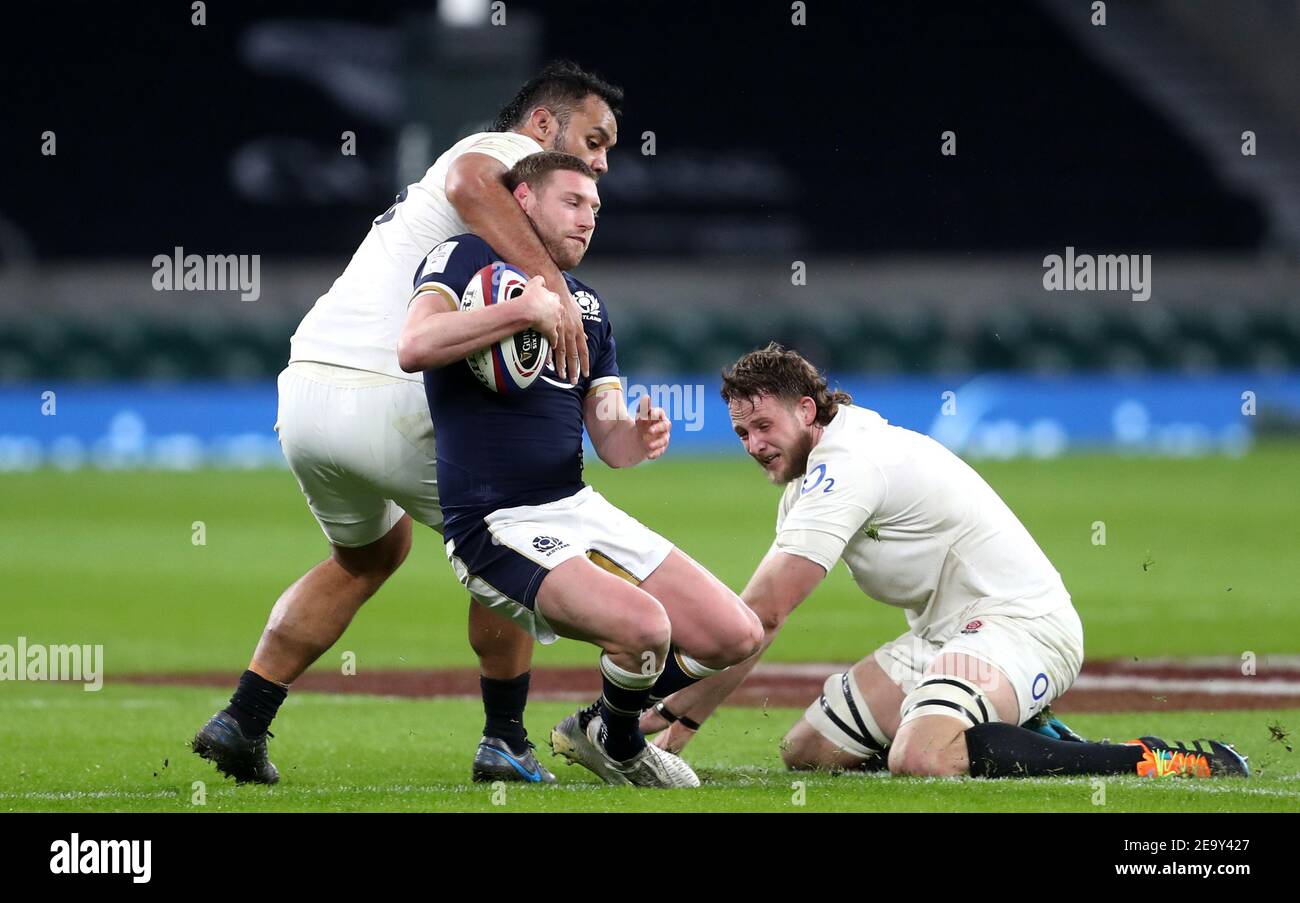 Le Finn Russell (au centre) d'Écosse est attaqué par Billy Vunipola (à gauche) et Jonny Hill, qui ont produit une carte de salut pour Billy Vunipola lors du match Guinness des six Nations au stade de Twickenham, à Londres. Date de la photo: Samedi 6 février 2021. Banque D'Images