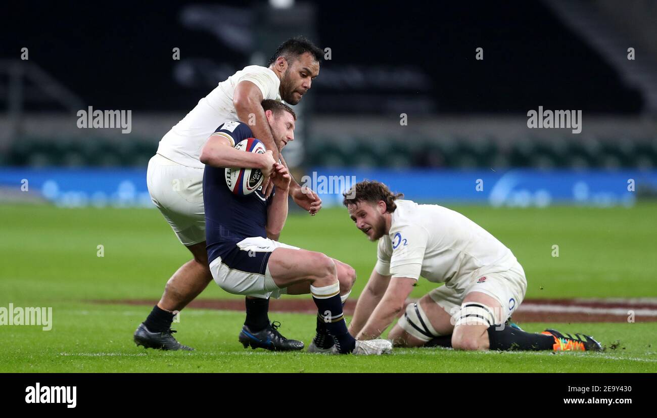 Le Finn Russell (au centre) d'Écosse est attaqué par Billy Vunipola (à gauche) et Jonny Hill, qui ont produit une carte de salut pour Billy Vunipola lors du match Guinness des six Nations au stade de Twickenham, à Londres. Date de la photo: Samedi 6 février 2021. Banque D'Images