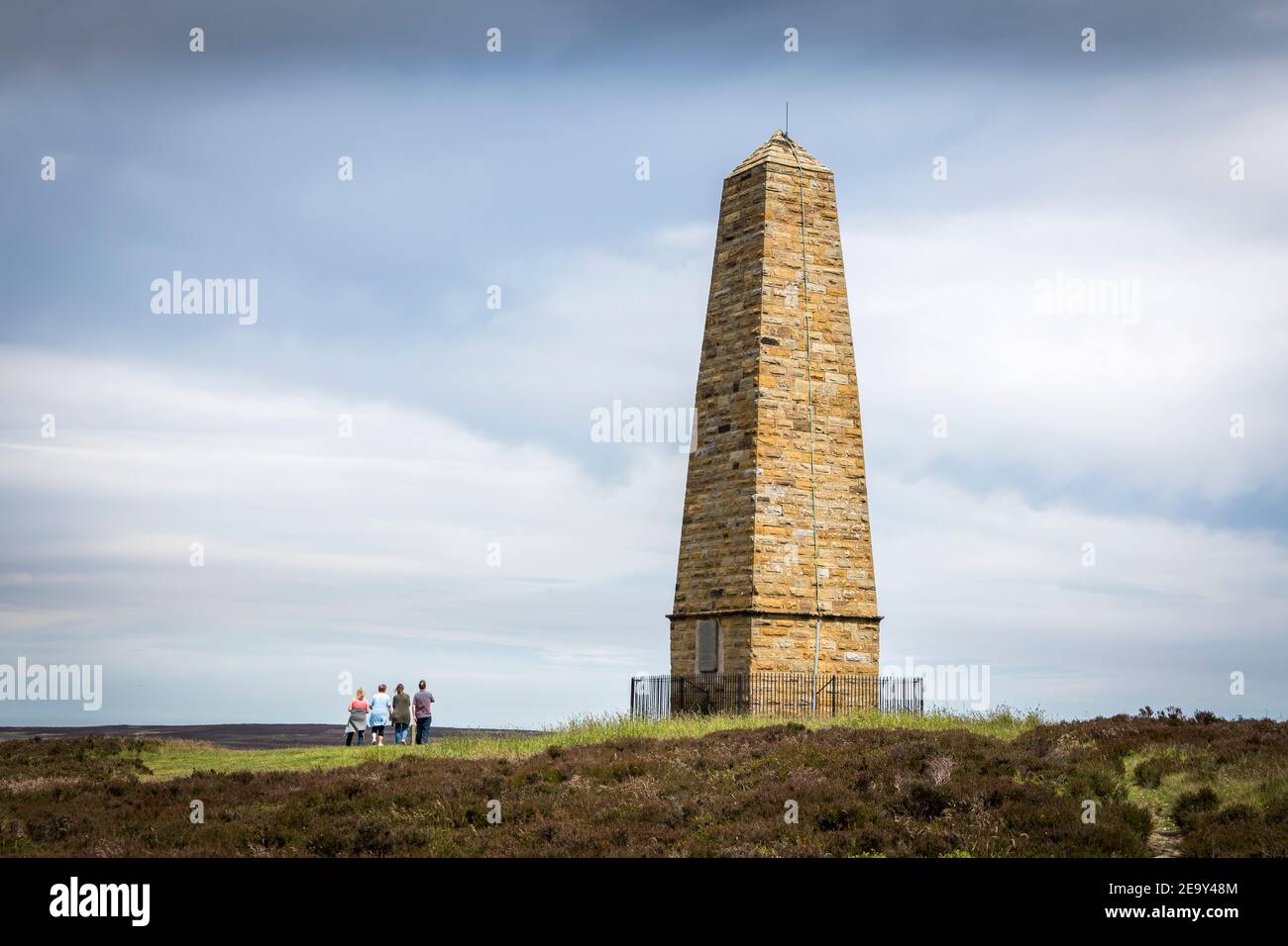 Monument Captain Cook avec des personnes marchant à proximité Banque D'Images