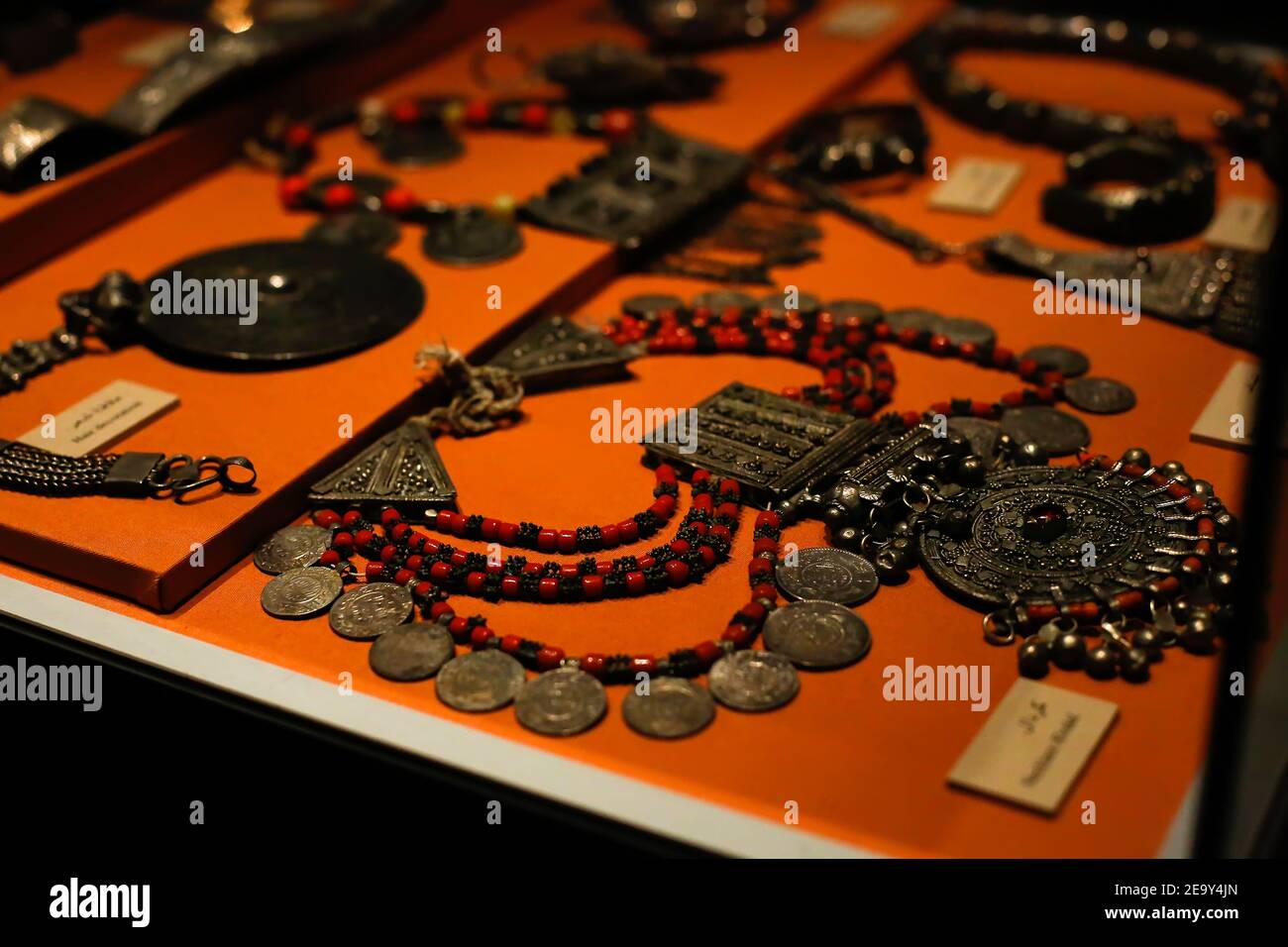Exposition d'orange avec bijoux en métal traditionnel arabe émirati, colliers faits main avec pièces de monnaie Banque D'Images