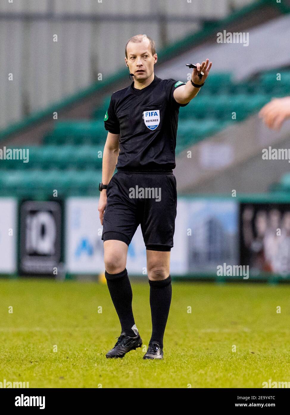Easter Road, Édimbourg, Royaume-Uni. 6 février 2021. Scottish Premiership football, Hibernian versus Aberdeen; Referee William Collum Credit: Action plus Sports/Alay Live News Banque D'Images