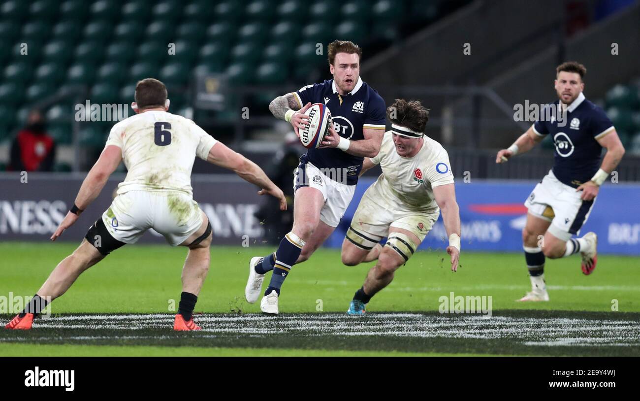 Stuart Hogg (au centre), en Écosse, passe devant Mark Wilson, en Angleterre, lors du match Guinness des six Nations au stade de Twickenham, à Londres. Date de la photo: Samedi 6 février 2021. Banque D'Images