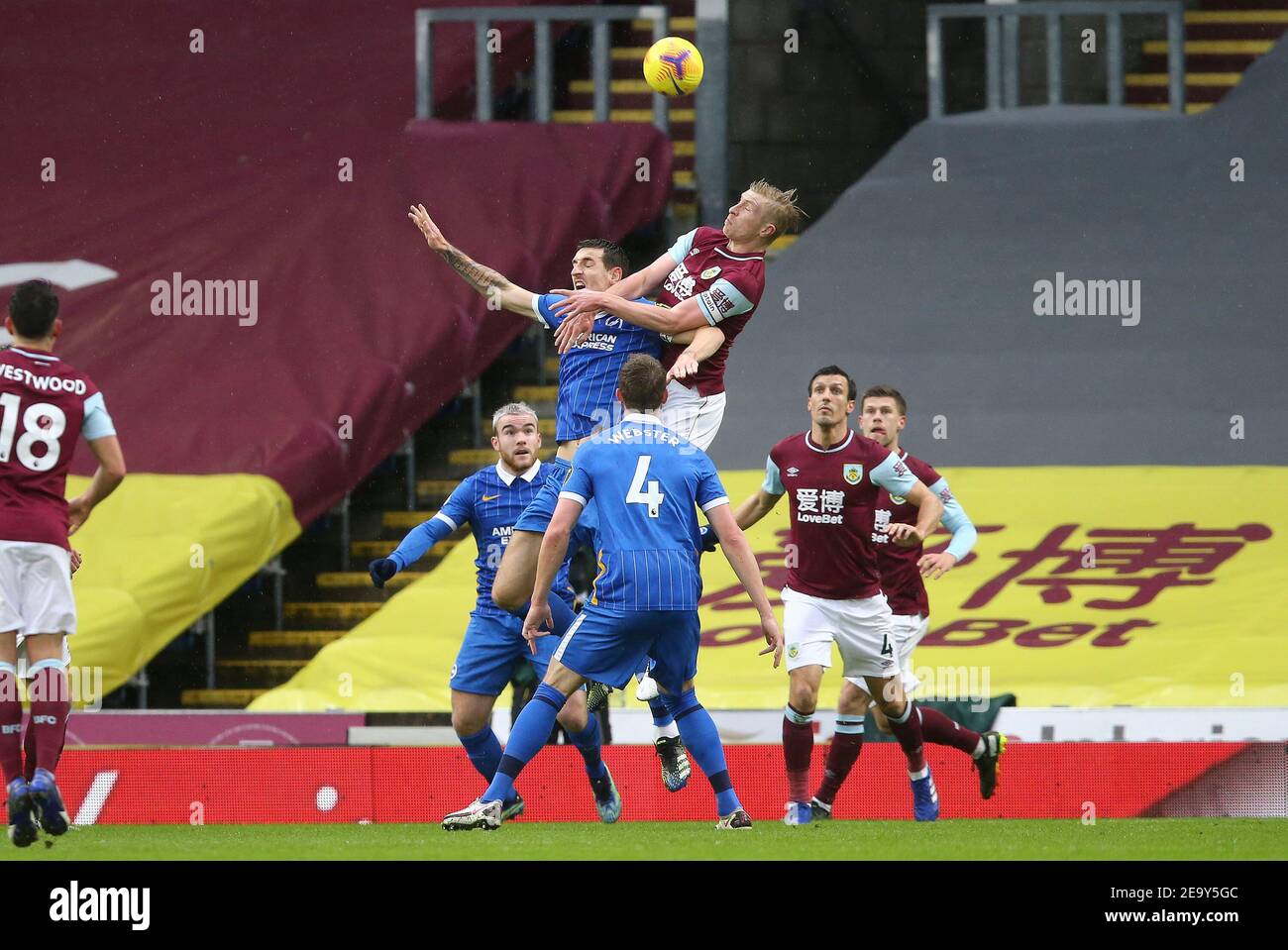 Burnley, Royaume-Uni. 06e février 2021. Lewis Dunk de Brighton & Hove Albion (l) et Ben Mee de Burnley sautent pour le ballon. Premier League Match, Burnley v Brighton & Hove Albion au Turf Moor de Burnley, Lancs, le samedi 6 février 2021. Cette image ne peut être utilisée qu'à des fins éditoriales. Utilisation éditoriale uniquement, licence requise pour une utilisation commerciale. Aucune utilisation dans les Paris, les jeux ou les publications d'un seul club/ligue/joueur. photo par Chris Stading/Andrew Orchard sports Photography/Alamy Live News crédit: Andrew Orchard sports Photography/Alamy Live News Banque D'Images