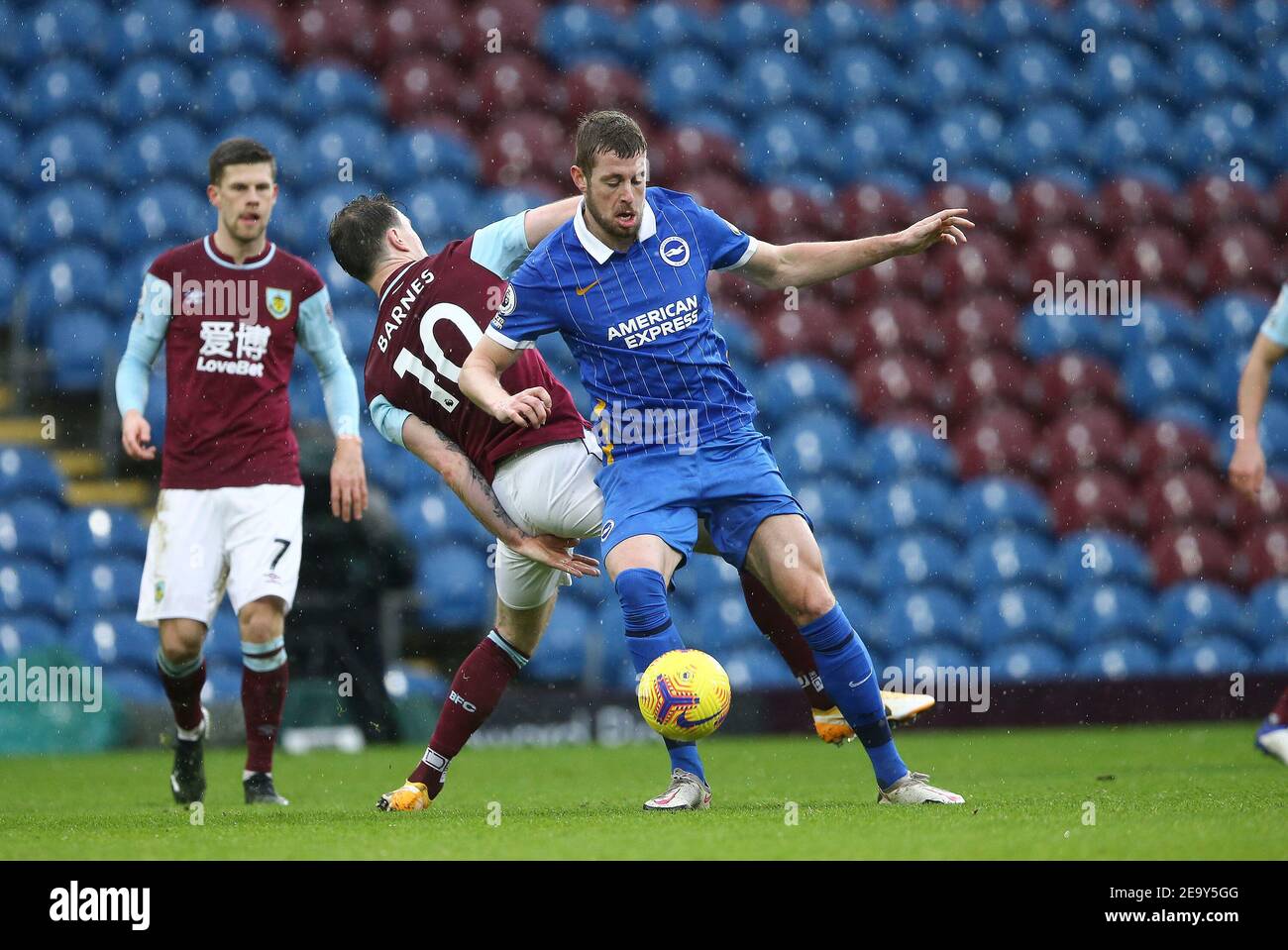 Burnley, Royaume-Uni. 06e février 2021. Ashley Barnes de Burnley (10) et Adam Webster de Brighton & Hove Albion concourent pour le ballon . Premier League Match, Burnley v Brighton & Hove Albion au Turf Moor de Burnley, Lancs, le samedi 6 février 2021. Cette image ne peut être utilisée qu'à des fins éditoriales. Utilisation éditoriale uniquement, licence requise pour une utilisation commerciale. Aucune utilisation dans les Paris, les jeux ou les publications d'un seul club/ligue/joueur. photo par Chris Stading/Andrew Orchard sports Photography/Alamy Live News crédit: Andrew Orchard sports Photography/Alamy Live News Banque D'Images