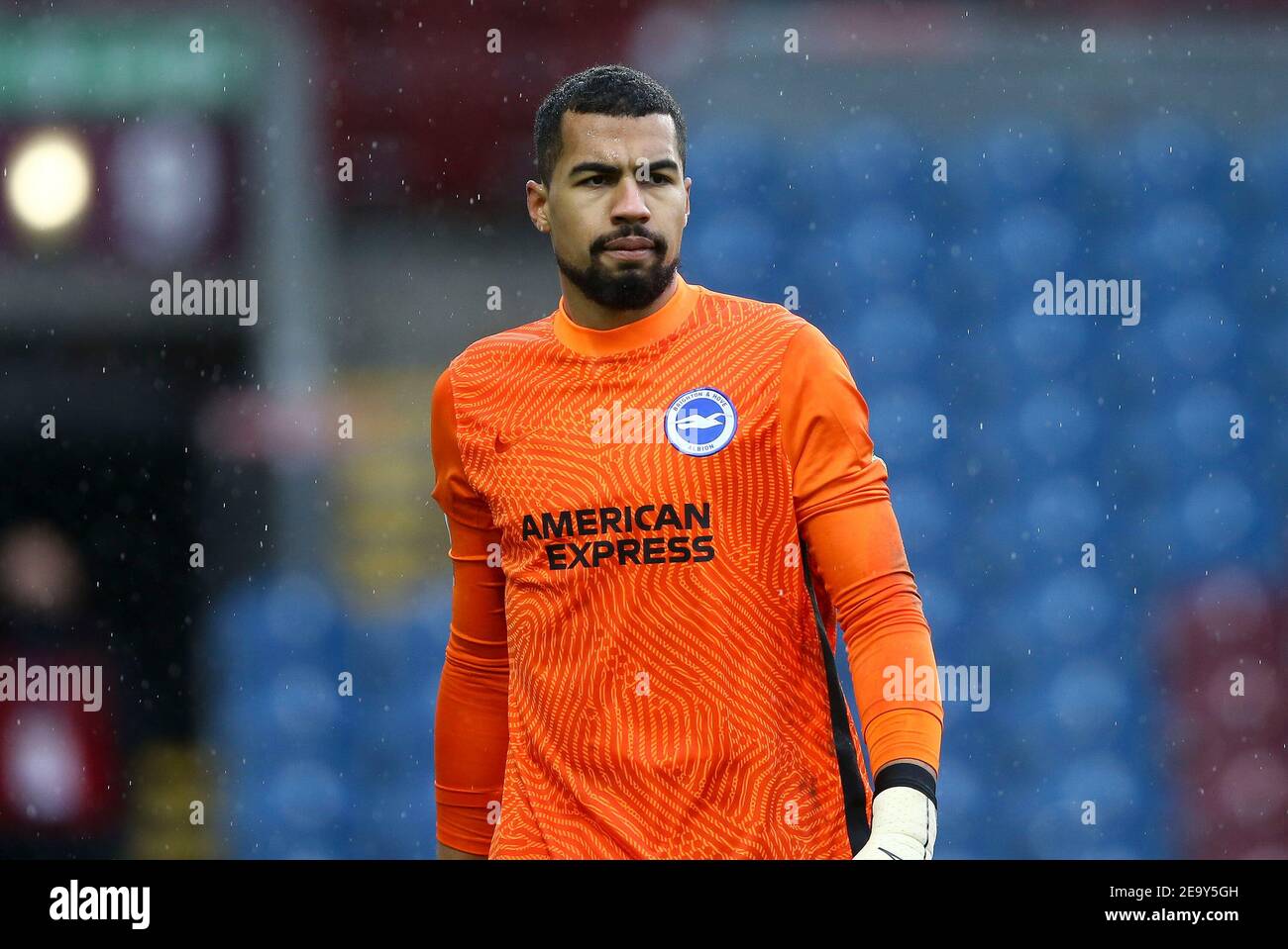 Burnley, Royaume-Uni. 06e février 2021. Brighton & Hove Albion le gardien de but Robert Sanchez regarde. Premier League Match, Burnley v Brighton & Hove Albion au Turf Moor de Burnley, Lancs, le samedi 6 février 2021. Cette image ne peut être utilisée qu'à des fins éditoriales. Utilisation éditoriale uniquement, licence requise pour une utilisation commerciale. Aucune utilisation dans les Paris, les jeux ou les publications d'un seul club/ligue/joueur. photo par Chris Stading/Andrew Orchard sports Photography/Alamy Live News crédit: Andrew Orchard sports Photography/Alamy Live News Banque D'Images