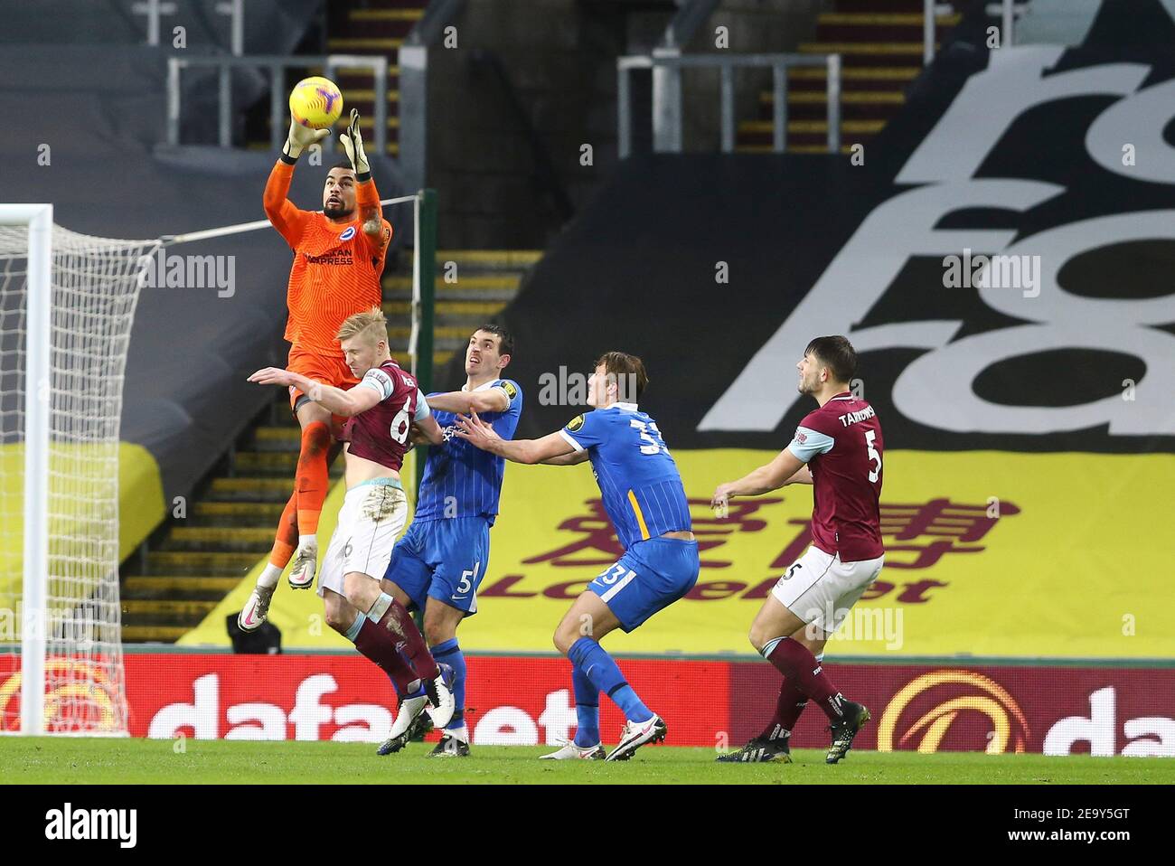Burnley, Royaume-Uni. 06e février 2021. Brighton & Hove Albion le gardien de but Robert Sanchez saisit le ballon. Premier League Match, Burnley v Brighton & Hove Albion au Turf Moor de Burnley, Lancs, le samedi 6 février 2021. Cette image ne peut être utilisée qu'à des fins éditoriales. Utilisation éditoriale uniquement, licence requise pour une utilisation commerciale. Aucune utilisation dans les Paris, les jeux ou les publications d'un seul club/ligue/joueur. photo par Chris Stading/Andrew Orchard sports Photography/Alamy Live News crédit: Andrew Orchard sports Photography/Alamy Live News Banque D'Images
