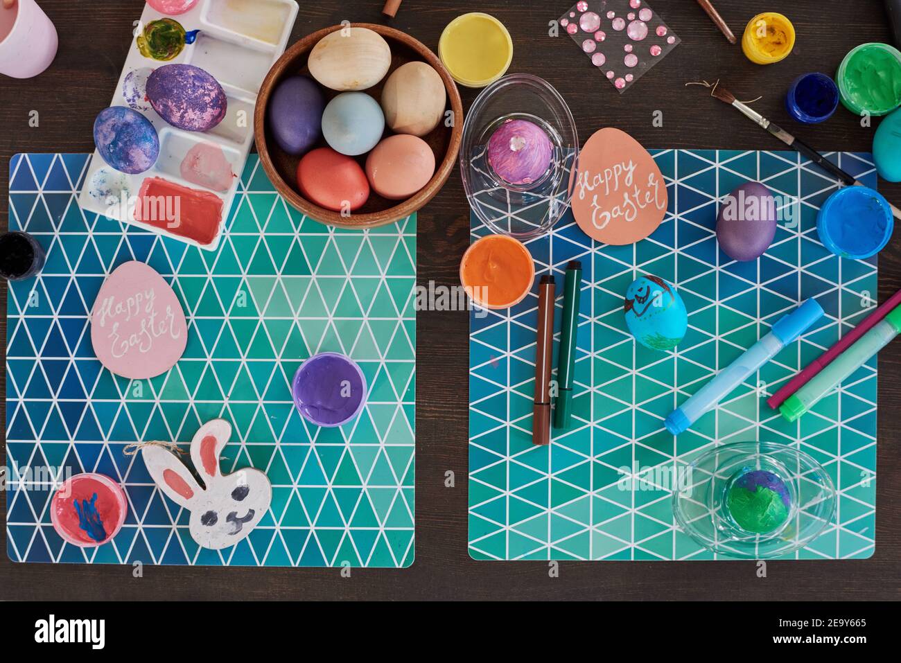 Vue en grand angle de la carte de vœux et des œufs peints La table se préparant pour Pâques Banque D'Images
