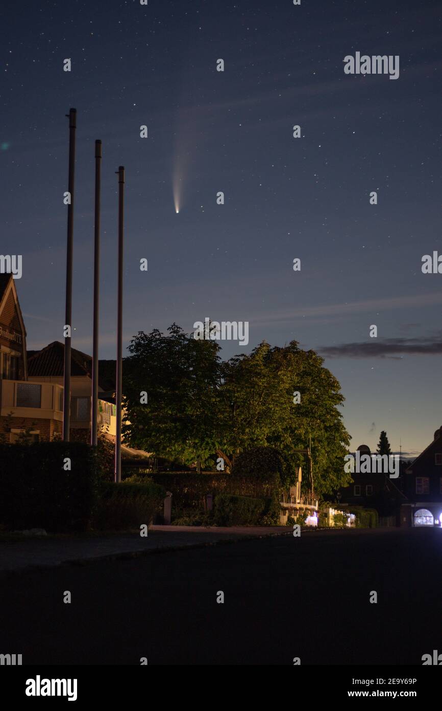 C/2020 F3 (NEOWISE) - Comet neowise apparaissant sur le ciel nocturne et l'éclairant. Banque D'Images