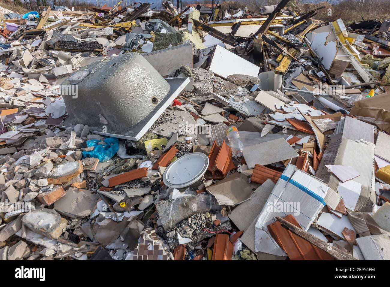 pile de déchets jetés dans un endroit ouvert Banque D'Images