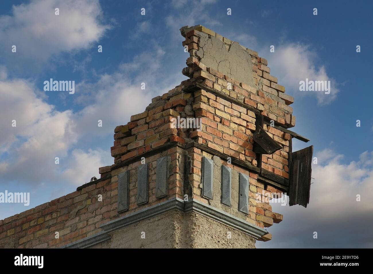 Vue en haut vers le coin du tremblement de terre endommagé bâtiment de brique ruine. Banque D'Images