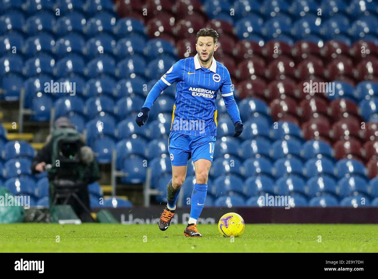 Burnley, Royaume-Uni. 06e février 2021. Adam Lallaana de Brighton et Hove Albion en action. Premier League Match, Burnley v Brighton & Hove Albion au Turf Moor de Burnley, Lancs, le samedi 6 février 2021. Cette image ne peut être utilisée qu'à des fins éditoriales. Utilisation éditoriale uniquement, licence requise pour une utilisation commerciale. Aucune utilisation dans les Paris, les jeux ou les publications d'un seul club/ligue/joueur. photo par Chris Stading/Andrew Orchard sports Photography/Alamy Live News crédit: Andrew Orchard sports Photography/Alamy Live News Banque D'Images