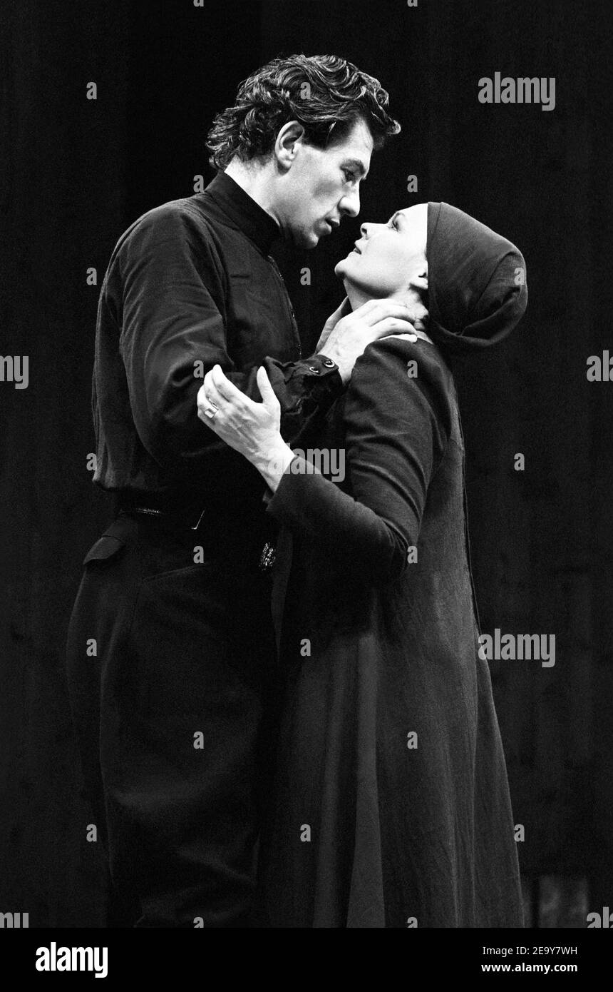 Ian McKellen (Macbeth), Judi Dench (Lady Macbeth) dans MACBETH par Shakespeare à la Royal Shakespeare Company (RSC), l'autre place, Stratford-upon-Avon, Angleterre 04/08/1976 conception: John Napier éclairage: Leo Leibovici directeur: Trevor Nunn Banque D'Images