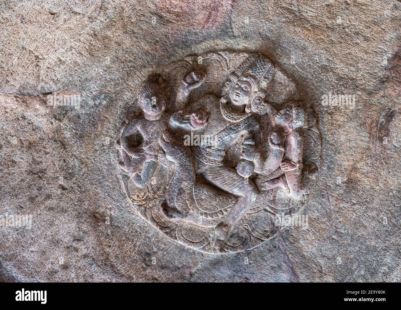 Badami, Karnataka, Inde - 7 novembre 2013 : temples grottes au-dessus du lac Agasthya. Sculptures circulaires sur le plafond de Vishnu et épouses dans la grotte 3. Banque D'Images