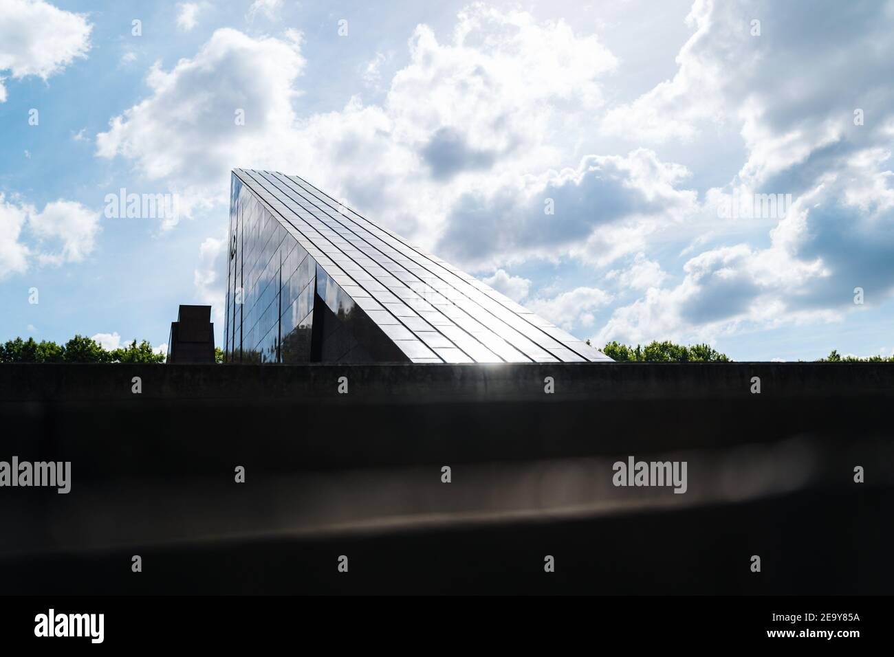 photo d'un bâtiment moderne reflétant le ciel Banque D'Images