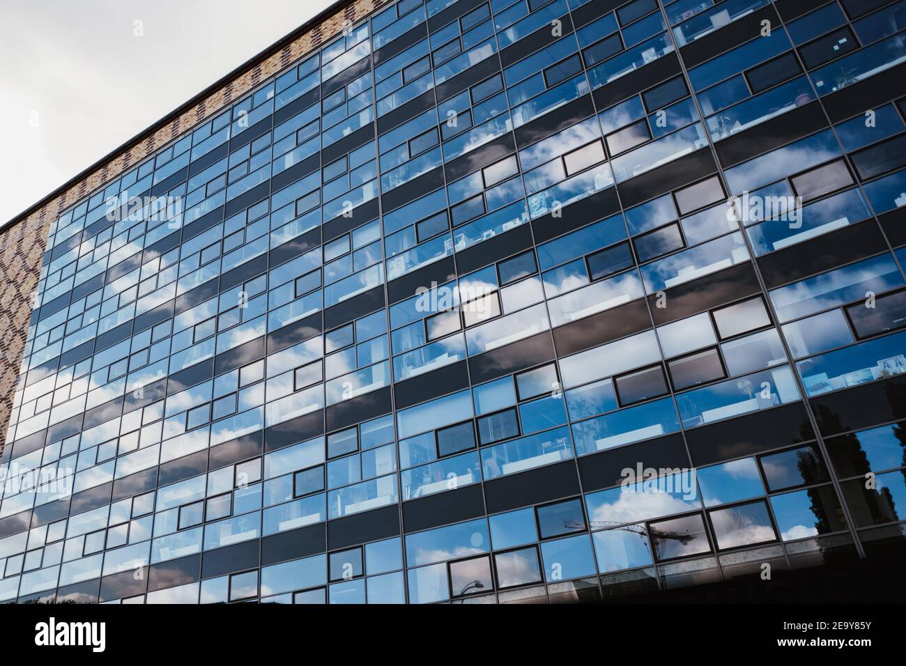 photo du reflet du ciel sur une façade de bâtiment moderne Banque D'Images