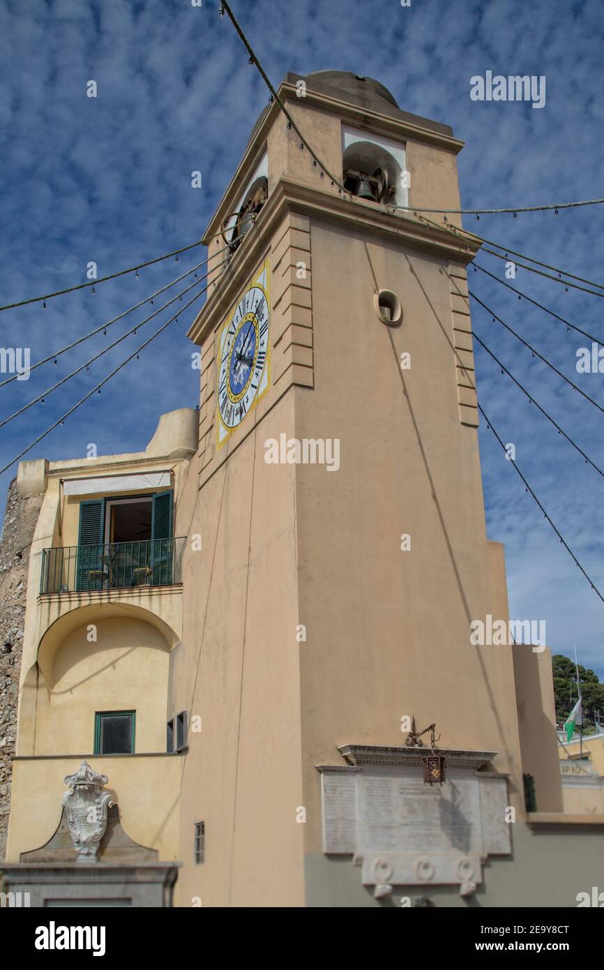 Tour de l'horloge de l'église Saint Santo Stefano dans la ville de Capri en Italie. Tour avec horloge ancienne et cloches au centre de la ville de Capri, mer Tyrrhénienne, Italie Banque D'Images