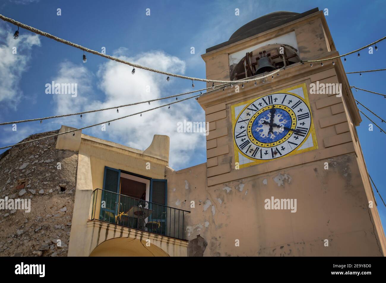 Tour de l'horloge de l'église Saint Santo Stefano dans la ville de Capri en Italie. Tour avec horloge ancienne et cloches au centre de la ville de Capri, mer Tyrrhénienne, Italie Banque D'Images