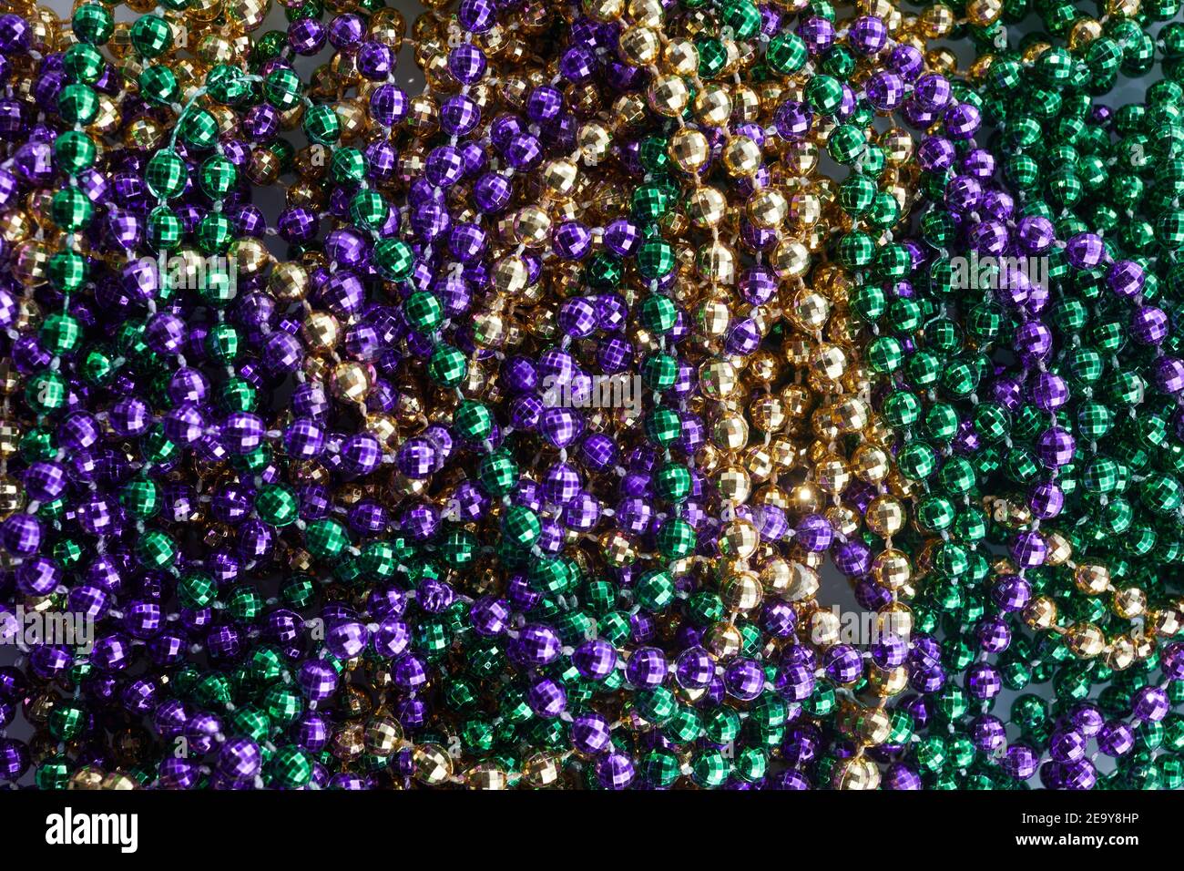Fond coloré de perles gras de Mardi. Perles de gras de Merdi vert, violet et or Banque D'Images