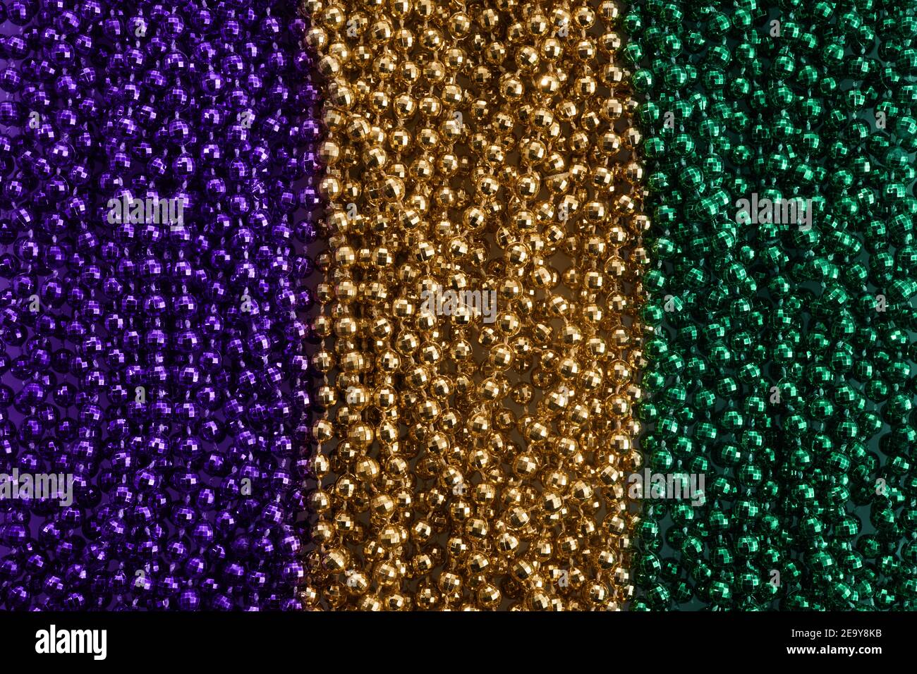 Fond coloré de perles gras de Mardi. Perles de gras de Merdi vert, violet et or Banque D'Images