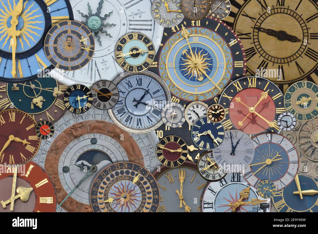 collection multicolore d'anciennes horloges de tour d'église sur un tas dans différentes tailles et formes avec des nombres romains Banque D'Images