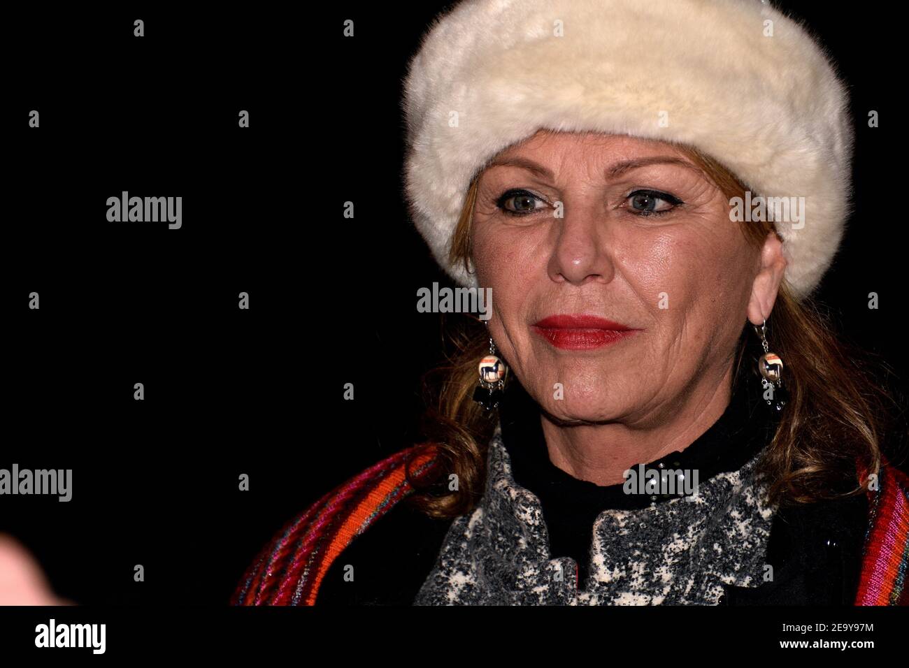 La chanteuse américaine Jeane Manson pose pour des photos lors de  l'ouverture du marché de Noël à Marseille Photo Stock - Alamy