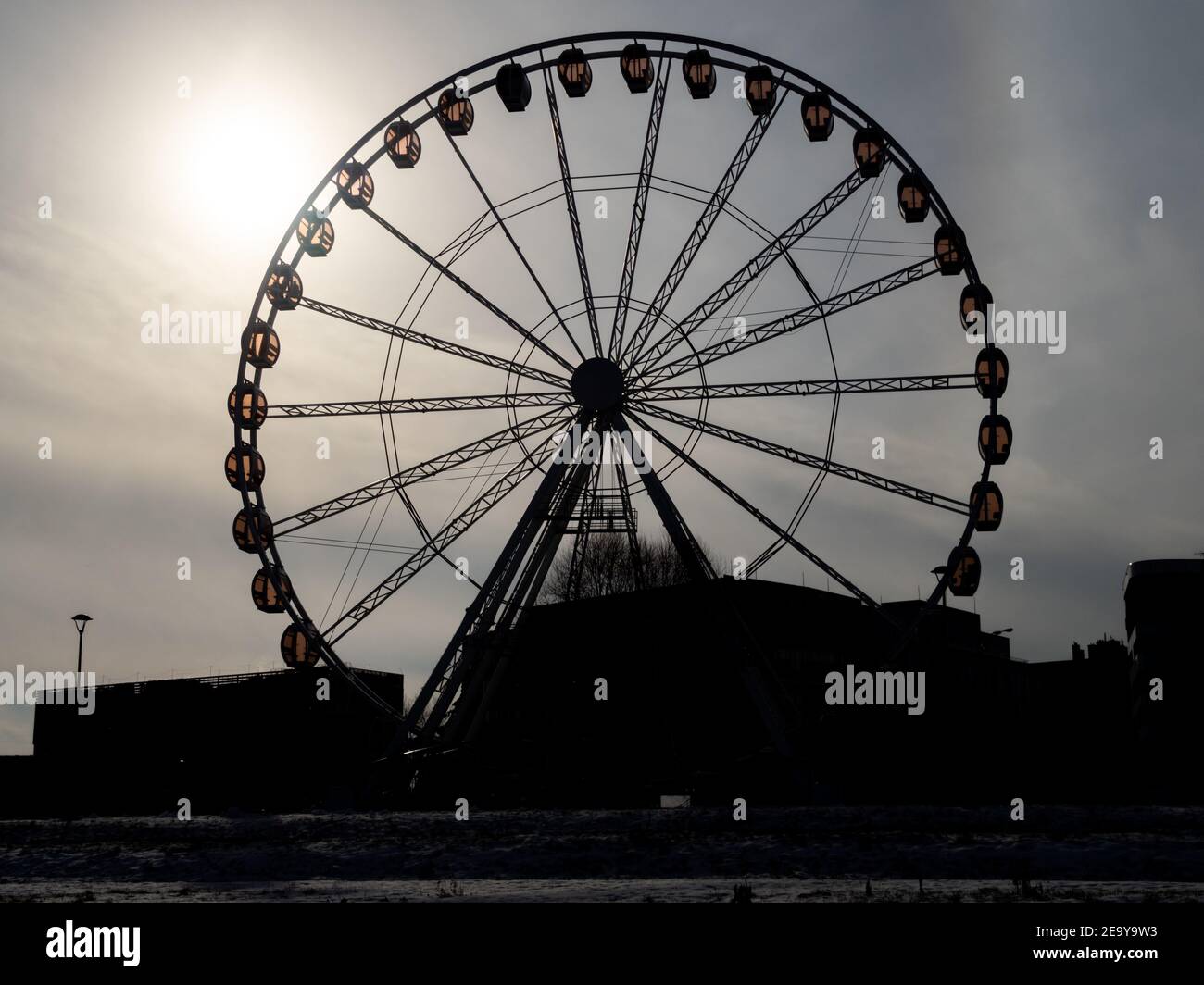 Silhouette d'une roue ferris. Tard, après-midi froid. Banque D'Images