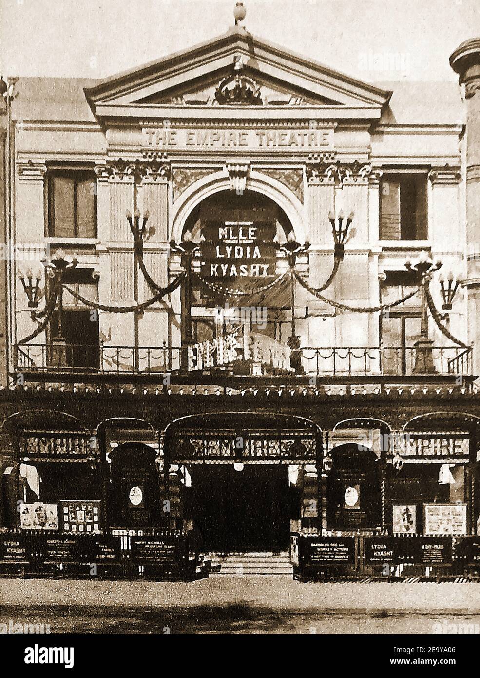 L'ancien Empire Theatre, Edmonton, Londres, Angleterre, juste après son ouverture au public le 26 décembre 1908, en tant que théâtre de 1,300 places et cinéma à temps partiel par Mae Rose Bawn le « My Fancy » ou la « Reine des danseurs de sable ». Le concepteur était Bertie Crewe. C'est sur cette scène que Marie Lloyd s'est effondrée sur scène (1922) et est mort quelques jours plus tard, la née américaine Ballerina Lydia Kyasht (alias Kiaksht, Kyaksht) était la première facturation au théâtre lorsque la photographie a été prise. Elle succède à Adeline Genée comme prima ballerina à l'Empire Theatre jusqu'en 1913. Banque D'Images