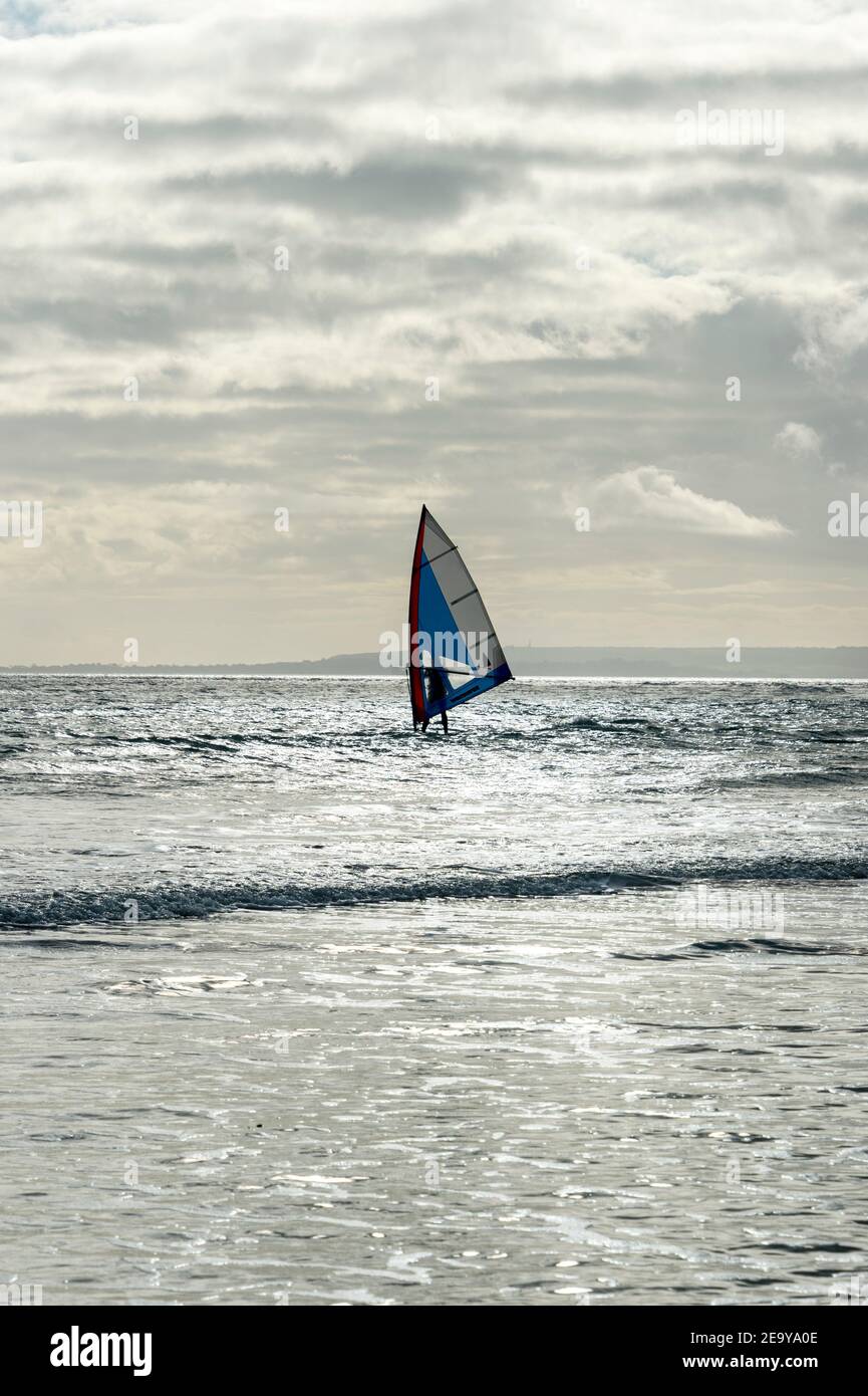 Planche à voile naviguant sur le Solent à Hayling Island. Banque D'Images