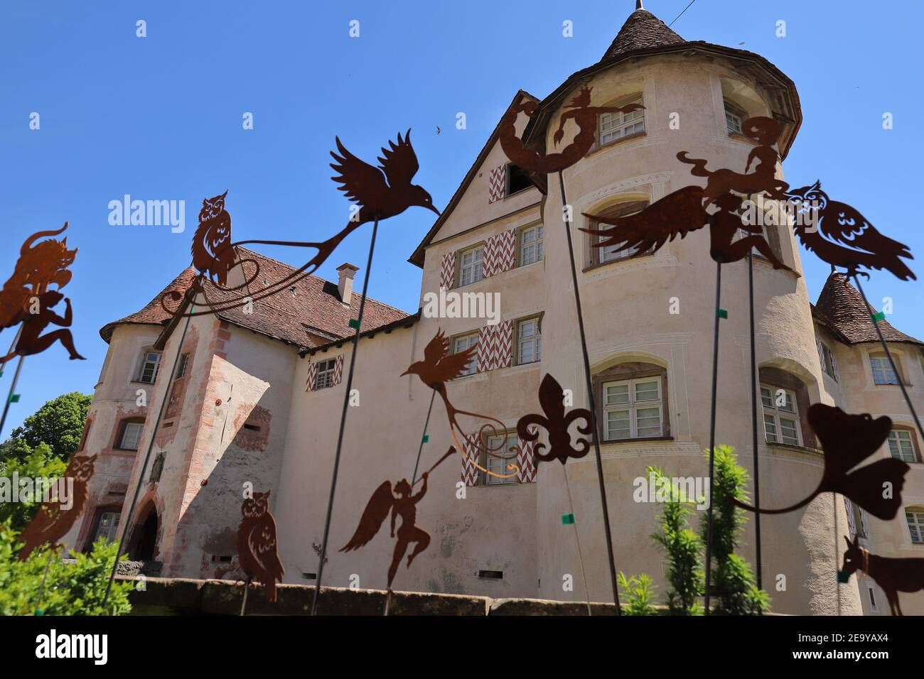 ALLEMAGNE, ROTTWEIL, SULZ AM NECKAR, GLATT, 02 JUIN 2019 : figures de métal rouillé devant le château amarré Banque D'Images