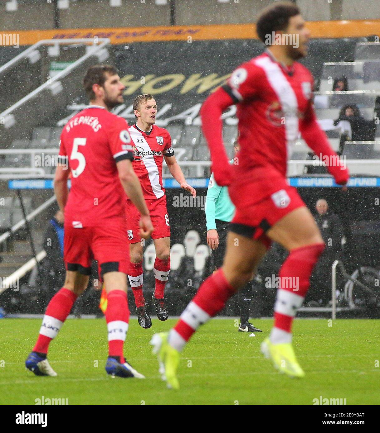 NEWCASTLE UPON TYNE, ANGLETERRE - FÉVRIER 06: James Ward-Prowse de Southampton regarde son coup de pied libre frapper le dos du filet pendant le match de la première League entre Newcastle United et Southampton à St. James Park le 6 février 2021 à Newcastle upon Tyne, Royaume-Uni. (Photo par MB Media/MB Media) Banque D'Images