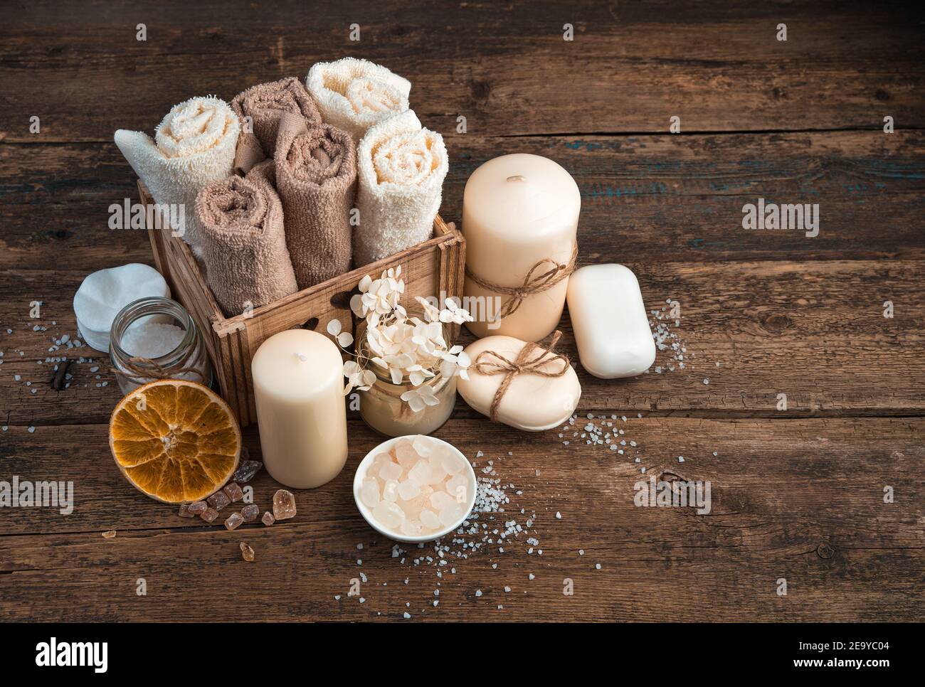 Kit pour soins du corps, soins spa sur fond marron. Banque D'Images