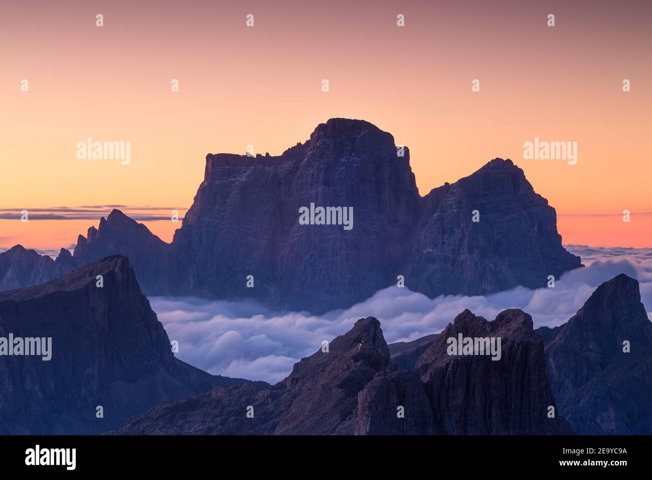 Les Dolomites à l'aube, marée de nuages. Pics des Dolomites: PELMO, Lastoni di Formin, Averau. Vénétie, Alpes italiennes. Banque D'Images