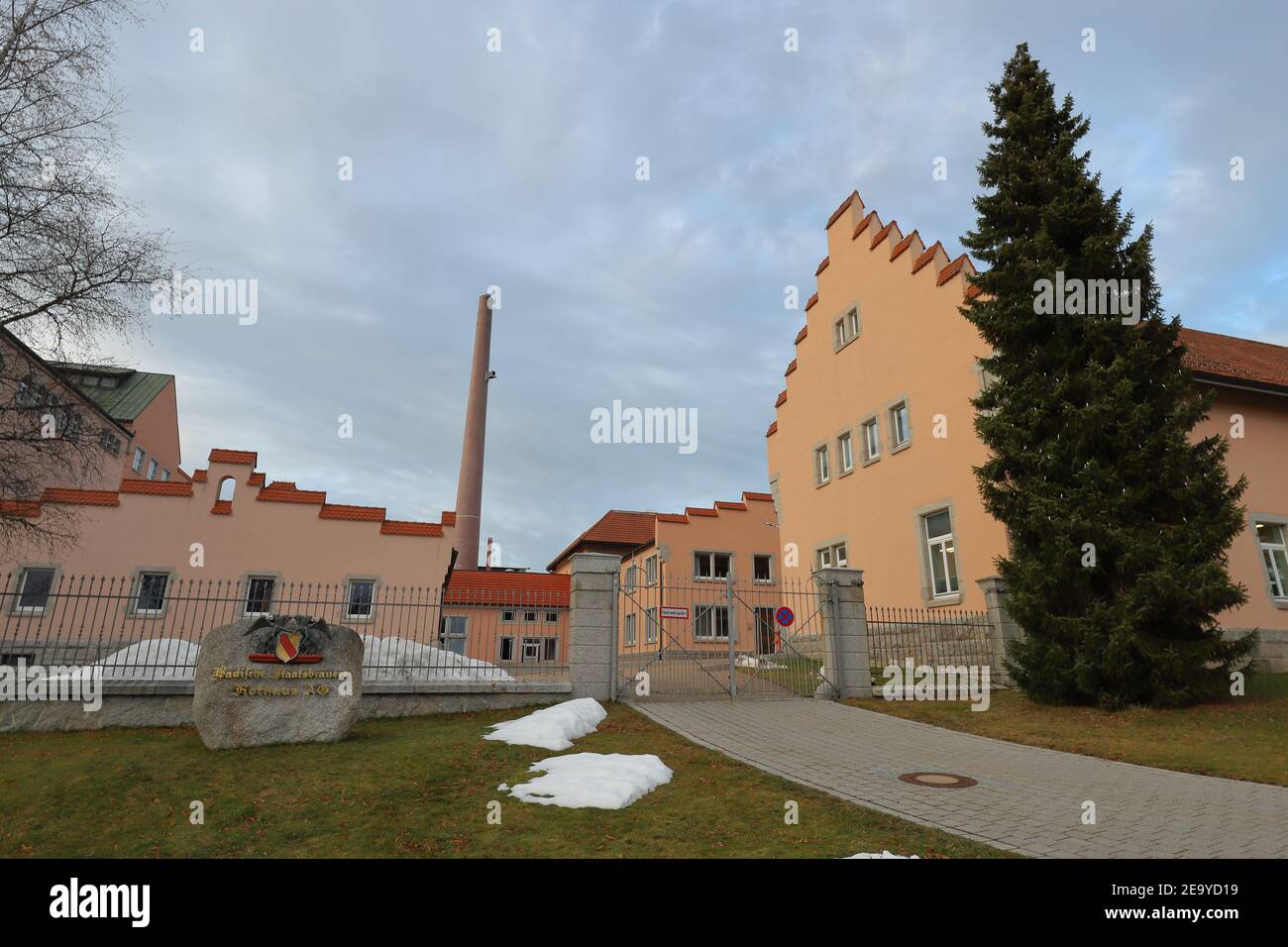 ALLEMAGNE, FORÊT NOIRE, GRAFENHAUSEN - 19 DÉCEMBRE 2019 : bâtiments, cheminée et bloc avec emblème de la brasserie Rothaus Banque D'Images