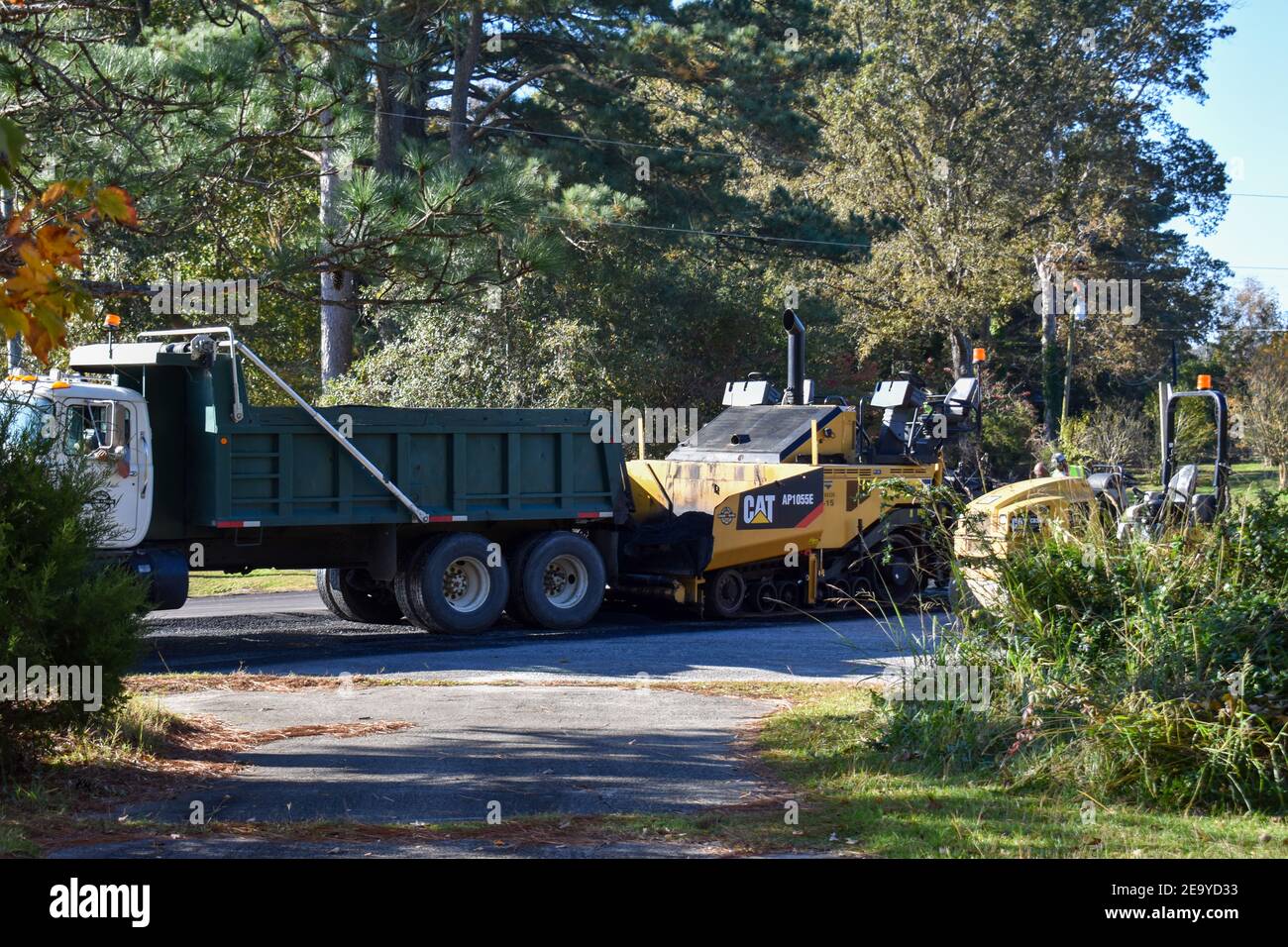 Machine à paver l'asphalte et camion à benne pour le pavage d'une autoroute en Caroline du Nord. Banque D'Images